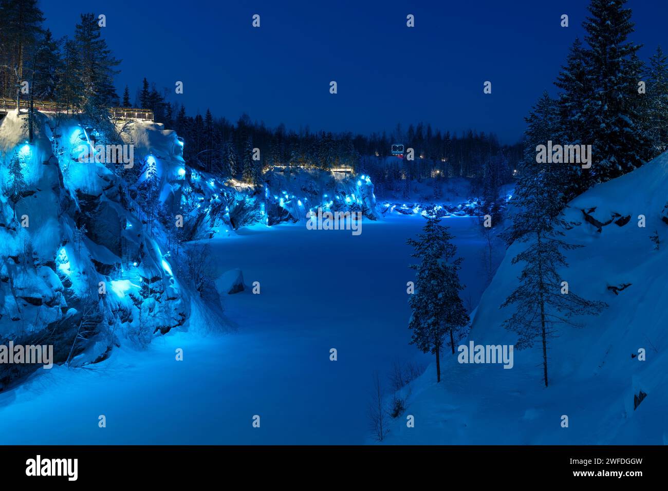 RUSKEALA, RUSSIA - 20 GENNAIO 2024: Canyon in marmo con illuminazione blu in una notte di gennaio. Parco montano di Ruskeala Foto Stock