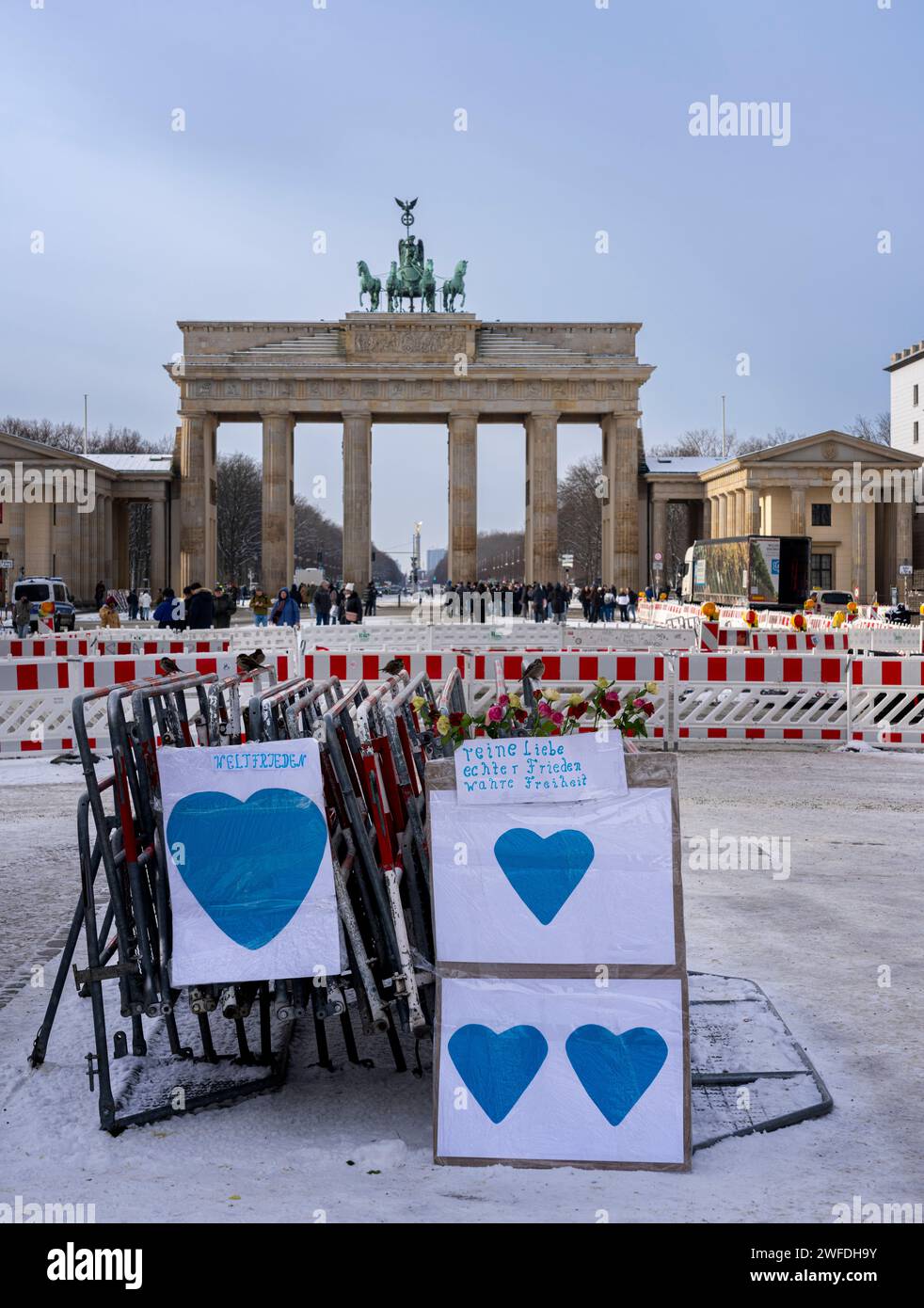 Dimostrazione, poster e barriere alla porta di Brandeburgo, Berlino, Germania Foto Stock