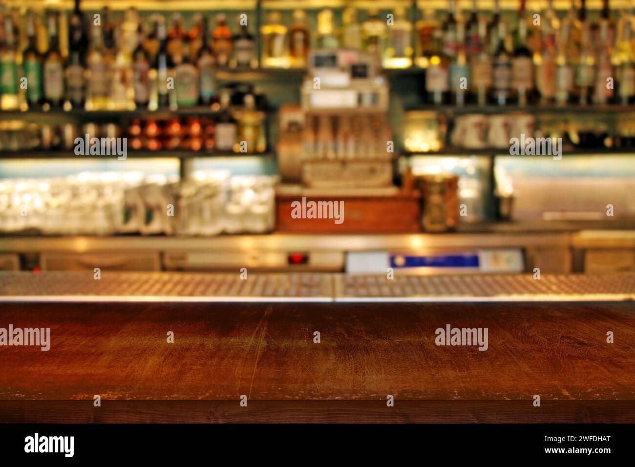 Interno del bar. Primo piano del classico contatore a barre sfocato. Foto Stock