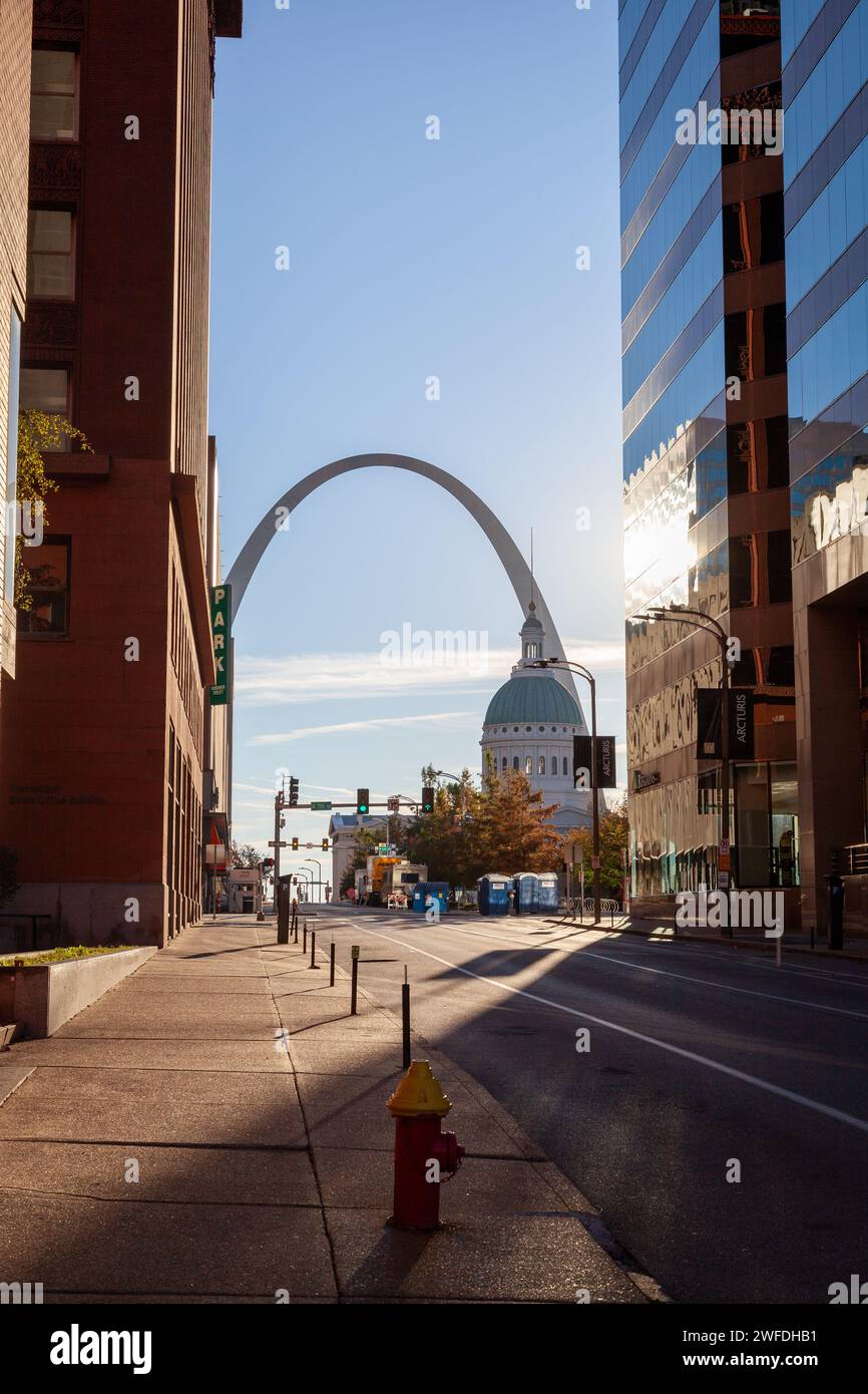 Vista del Gateway Arch dal centro di St Louis, Foto Stock