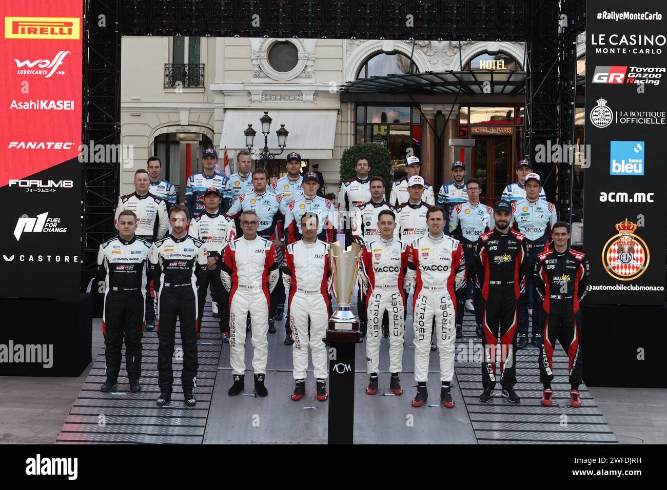 Monaco, Monaco. 25 gennaio 2024. MONACO, MONTE-CARLO - 25. Gennaio 2024: Piloti e co-piloti del WRC 1 si pongono davanti al trofeo, prima dell'inizio del 92° WRC Monte Carlo Rally, a Monaco, il 25 gennaio 2024 durante il WRC RALLY, FIA World Rally Championship - Rallye Monte Carlo 2024, partenza a Monaco, (foto e copyright @ Jun QIAN/ATP Images (QIAN Jun/ATP/SPP) credito: SPP Sport Press Photo. /Alamy Live News Foto Stock