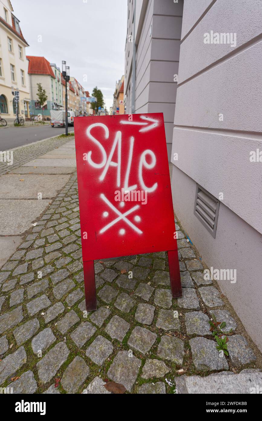 Espositore con la scritta sale di fronte a un negozio nel centro della città di Greifswald, in Germania Foto Stock