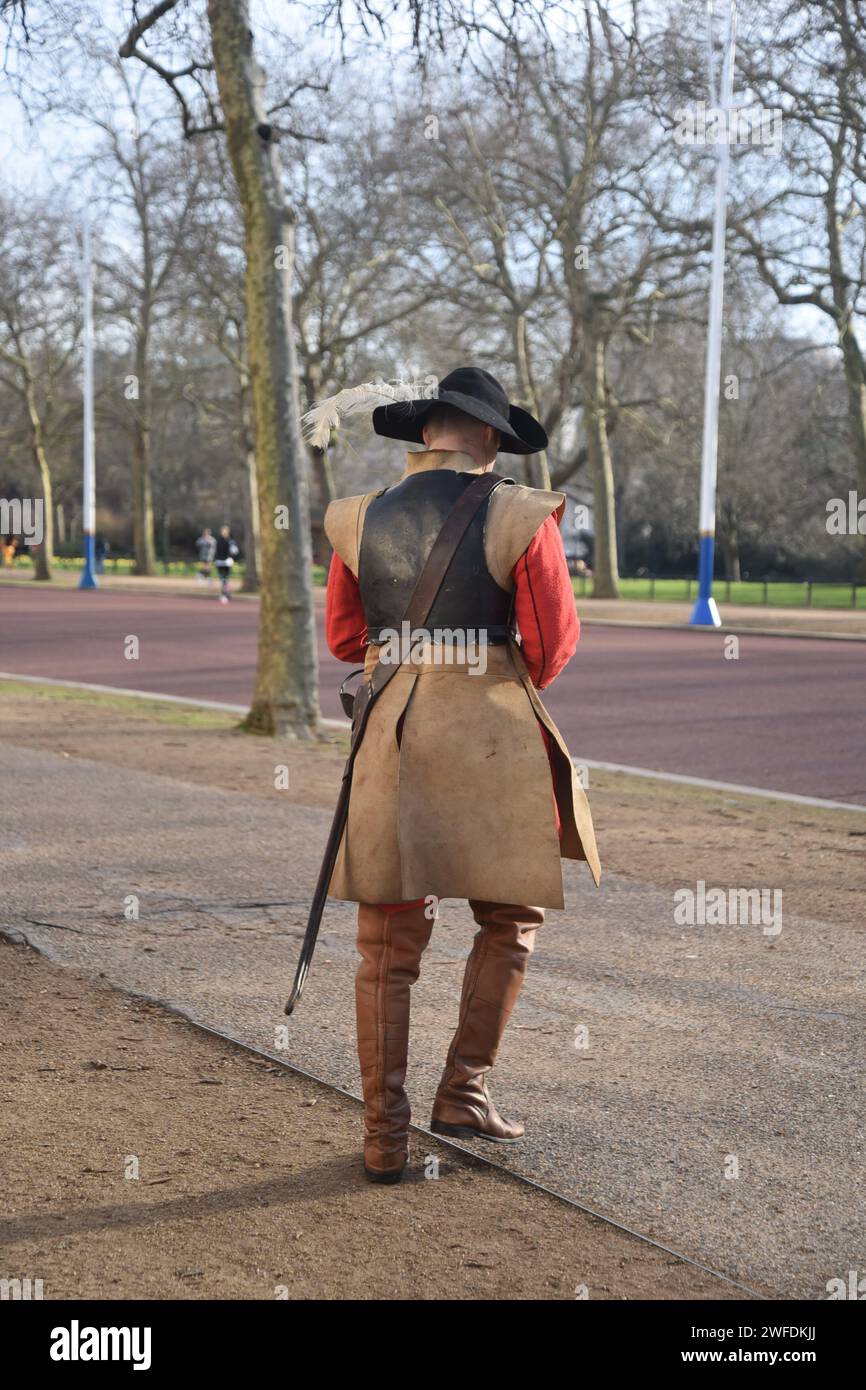 I membri della English Civil War Society marciano attraverso il centro di Londra per commemorare l'esecuzione di re Carlo i dopo le guerre civili Foto Stock