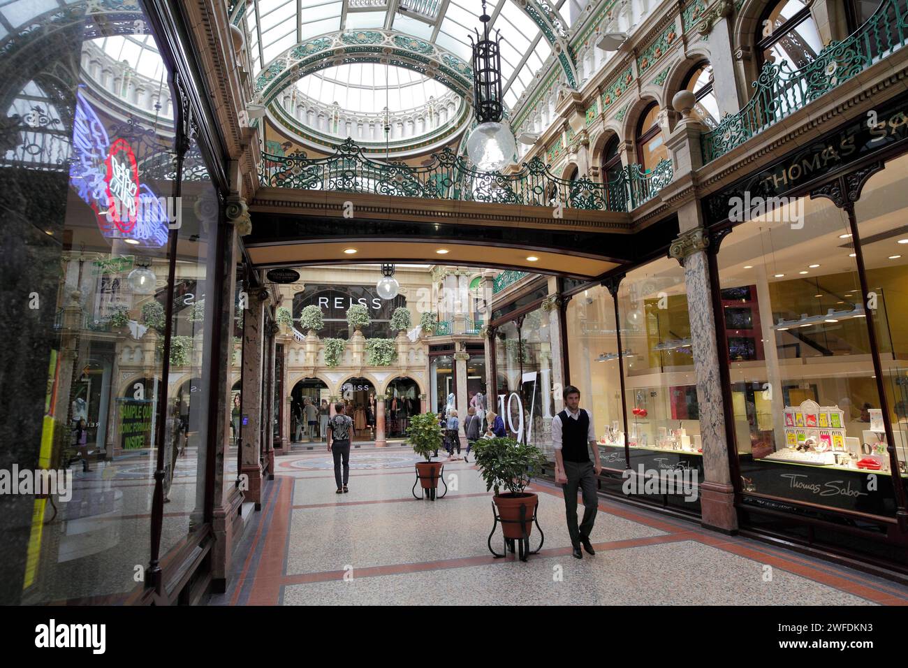 La vista lungo Cross Arcade verso County Arcade nel Victoria Quarter nel centro di Leeds. Foto Stock