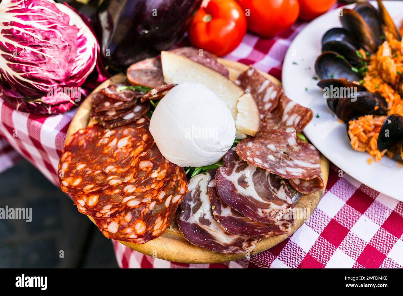 Viaggiare in Italia, parte della cultura italiana - sano cibo mediterraneo italiano. Ristoranti di strada a Roma con una varietà di alumi tipici e mozarella Foto Stock