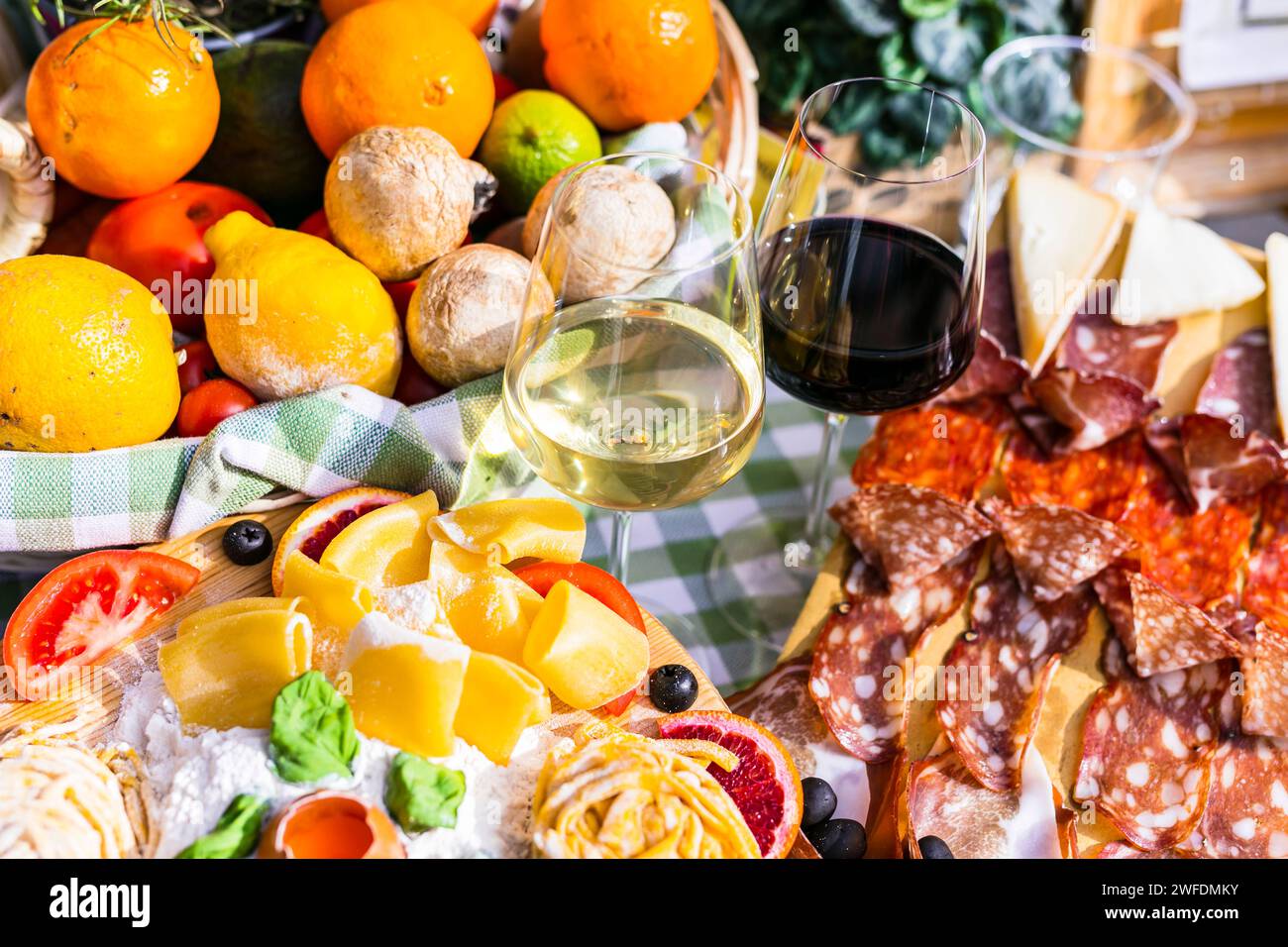 Viaggiare in Italia, parte della cultura italiana - sano cibo mediterraneo italiano. Ristoranti di strada a Roma con una varietà di pasta, salumi e vini tipici. Foto Stock