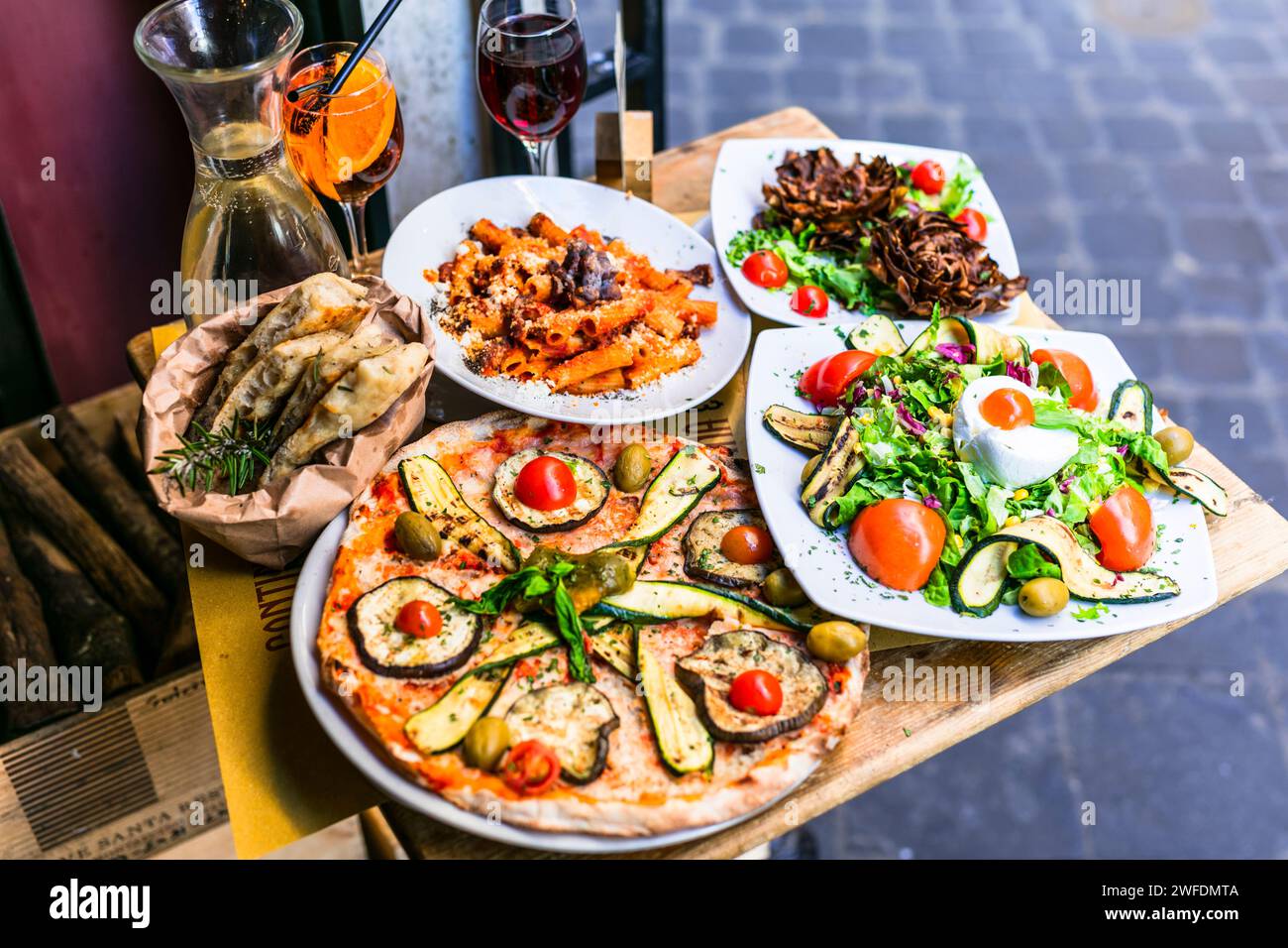 Viaggiare in Italia, parte della cultura italiana - sano cibo mediterraneo italiano. Ristoranti di strada a Roma con una varietà di pasta tipica, pizza e insalate Foto Stock
