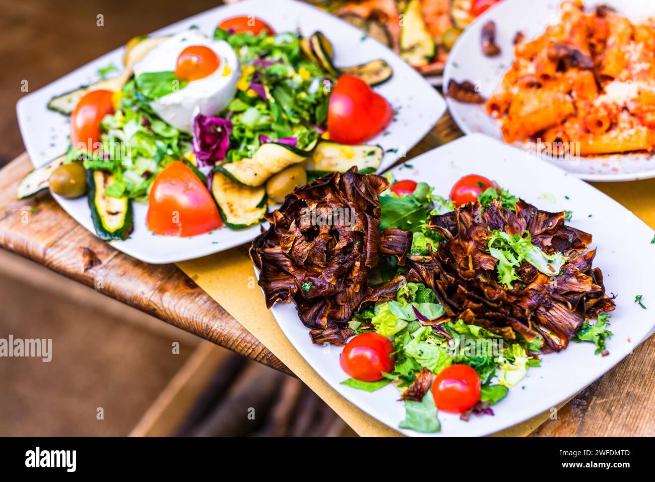 Viaggiare in Italia, parte della cultura italiana - sano cibo mediterraneo italiano. Ristoranti di via Roma con una varietà di piatti tipici della tradizione Foto Stock