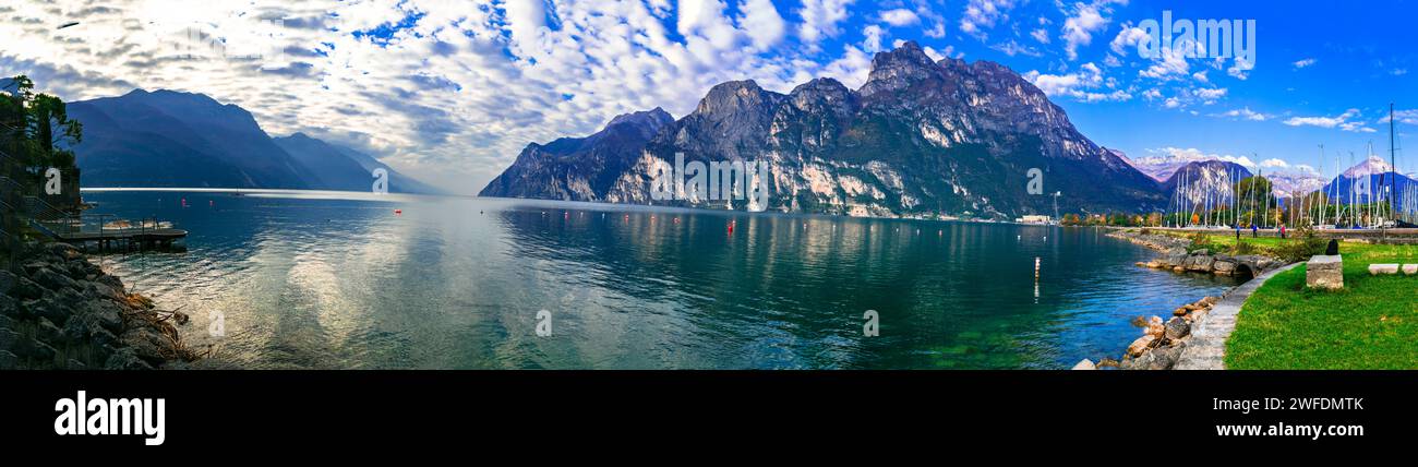 Viaggio in Italia, panoramico lago di Garda, provincia di Trento. Lago di Garda. Splendido scenario autunnale. Mattinata di sole a Riva del Garda. Foto Stock