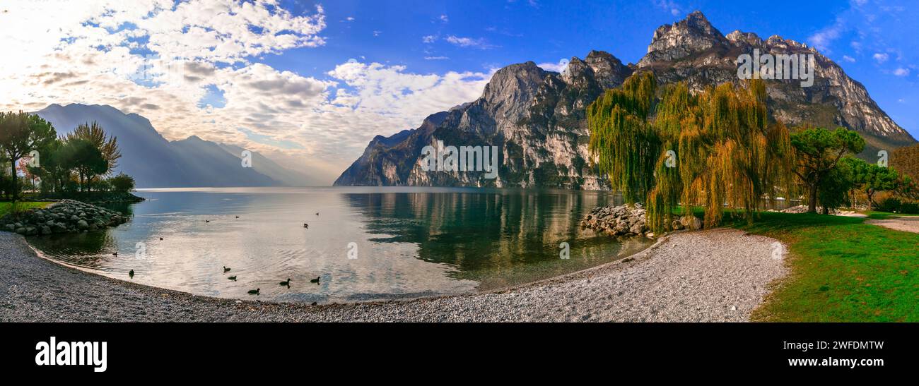 Viaggio in Italia, panoramico lago di Garda, provincia di Trento. Lago di Garda. Splendido scenario autunnale. Mattinata di sole a Riva del Garda. Foto Stock