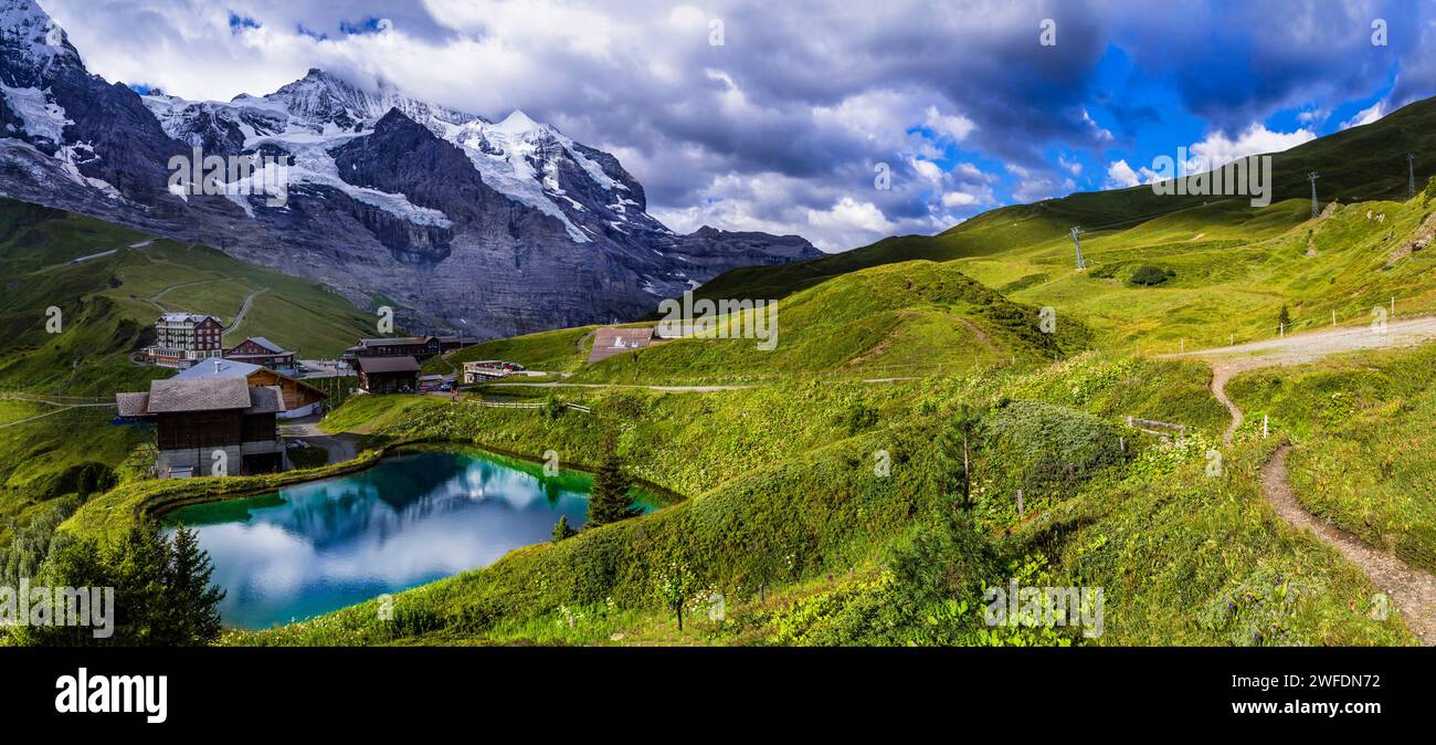 Incredibile natura svizzera . Passo montano Kleine Scheidegg che corre tra il famoso Eiger e il Lauberhorn, famoso per le escursioni nelle Alpi Bernesi. Switzer Foto Stock