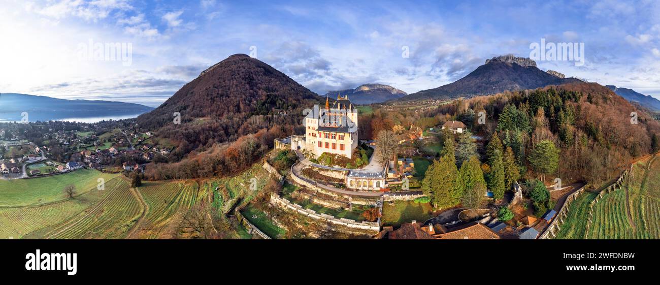 I castelli medievali più belli della Francia - la fiaba Menthon si trova vicino al lago Annecy. vista panoramica aerea Foto Stock