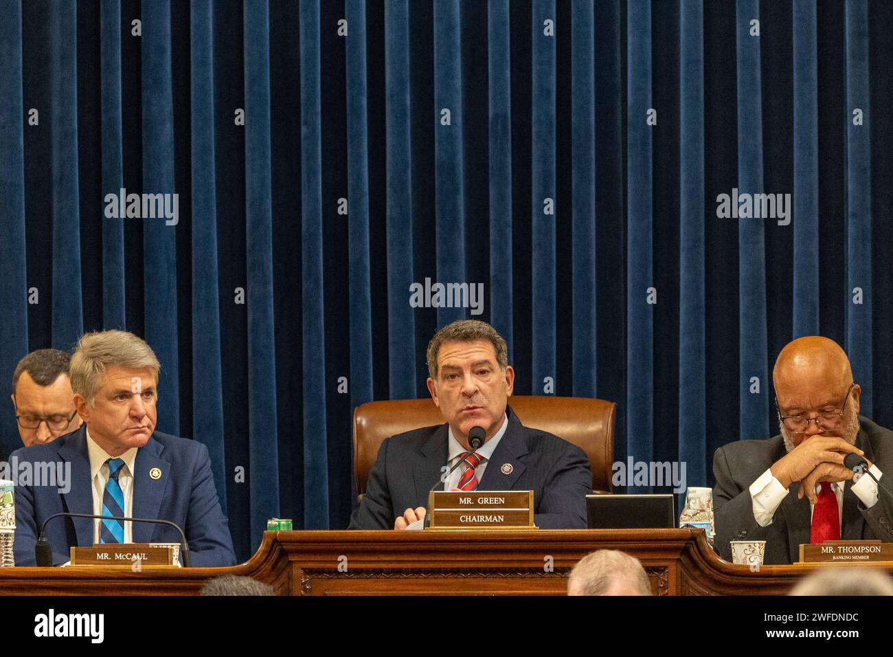 Washington, Distretto di Columbia, USA. 30 gennaio 2024. Rep. Mark Green (R-TN), centro, presidente della House Committee on Homeland Security, martedì 30 gennaio 2024 a Washington. Il comitato si riunì per una sessione di markup per la risoluzione 863 della camera: Impeaching Alejandro Nicholas Mayorkas Segretario della sicurezza interna per alti crimini e reati minori. (Immagine di credito: © Eric Kayne/ZUMA Press Wire) SOLO USO EDITORIALE! Non per USO commerciale! Foto Stock