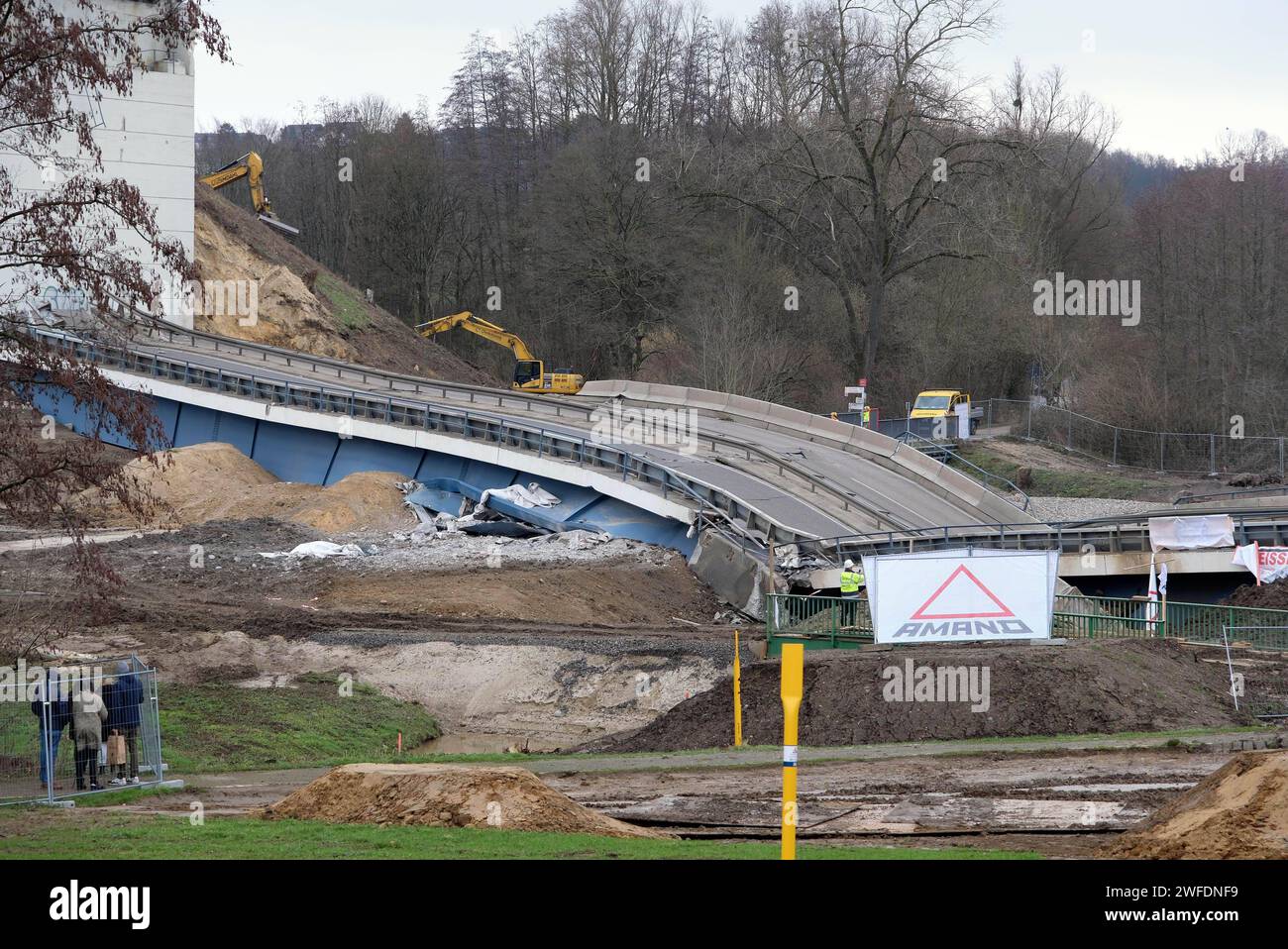 Aquisgrana, 30.01.2024: Sprengung der Haarbachtalbrücke, Autobahnzubringer A544 zwischen Aachener Kreuz und Europaplatz. Die Brücke ist marode, acht Stützen wurden mit 160 kg Sprengstoff gesprengt werden. Sprengung Haarbachtalbrücke *** Aquisgrana, 30 01 2024 scoppio del ponte di Haarbachtal, autostrada A544 strada di raccordo tra Aachener Kreuz e Europaplatz il ponte è fatiscente, otto supporti sono stati fatti saltare in aria con 160 kg di esplosivi scoppio del ponte di Haarbachtal Foto Stock