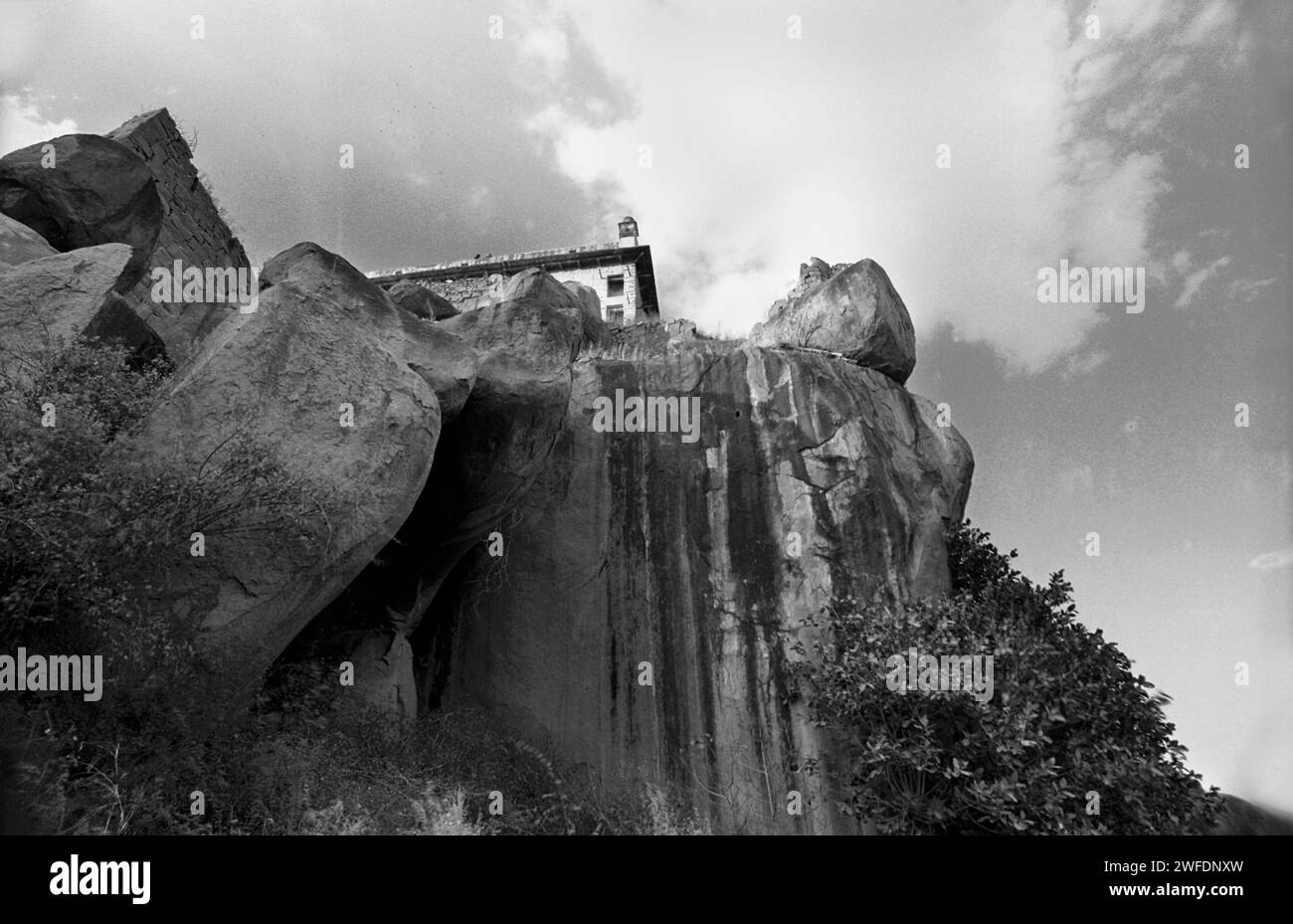 Il forte di Golconda è una cittadella fortificata e città in rovina situata nella periferia occidentale di Hyderabad. Il forte fu originariamente costruito dal sovrano Kakatiya Pratāparudra nell'XI secolo, fuori dalle mura di fango. E' uno dei posti migliori per testimoniare la gloria passata della ricchezza culturale e storica di Hyderabad. Telangana, India. Foto Stock