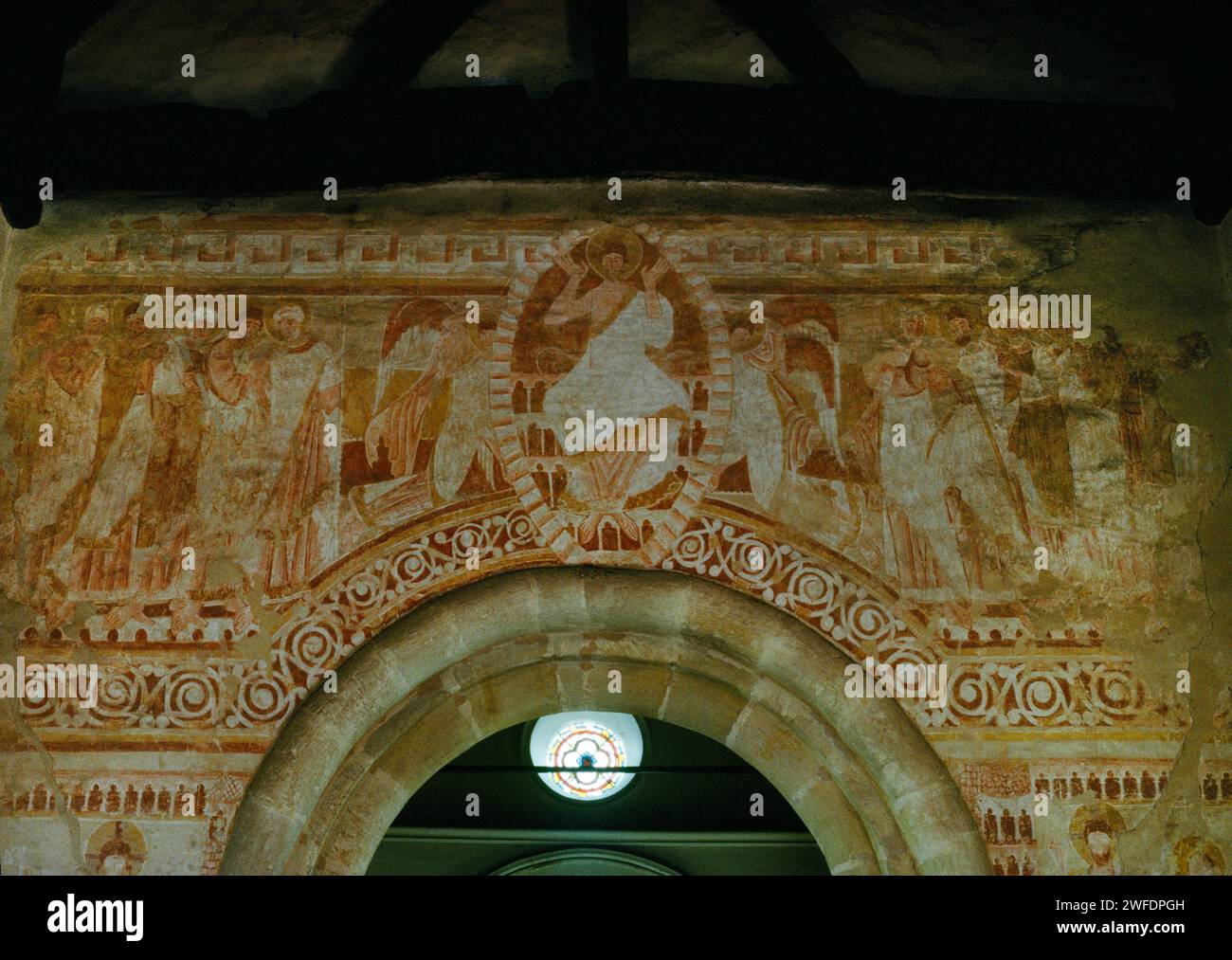 Dettaglio degli affreschi del C12th tra cui Cristo in Maestà sopra l'arco del C11th chancel della Chiesa di San Giovanni Battista, Clayton, Sussex, Inghilterra, Regno Unito. Foto Stock