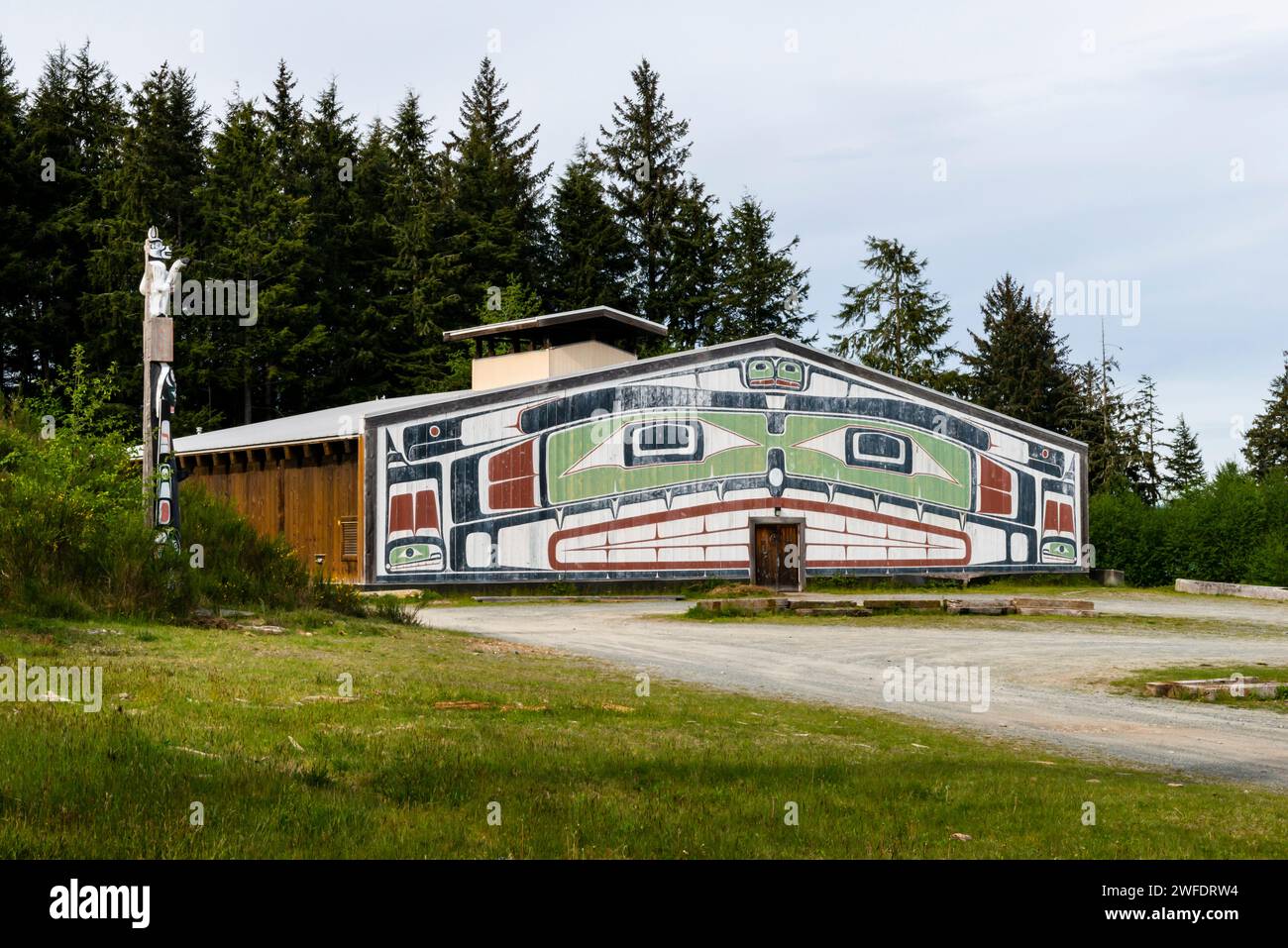 Esterno della Big House of Namgis First Nation su Cormorant Island in un giorno primaverile coperto a Alert Bay, British Columbia Foto Stock