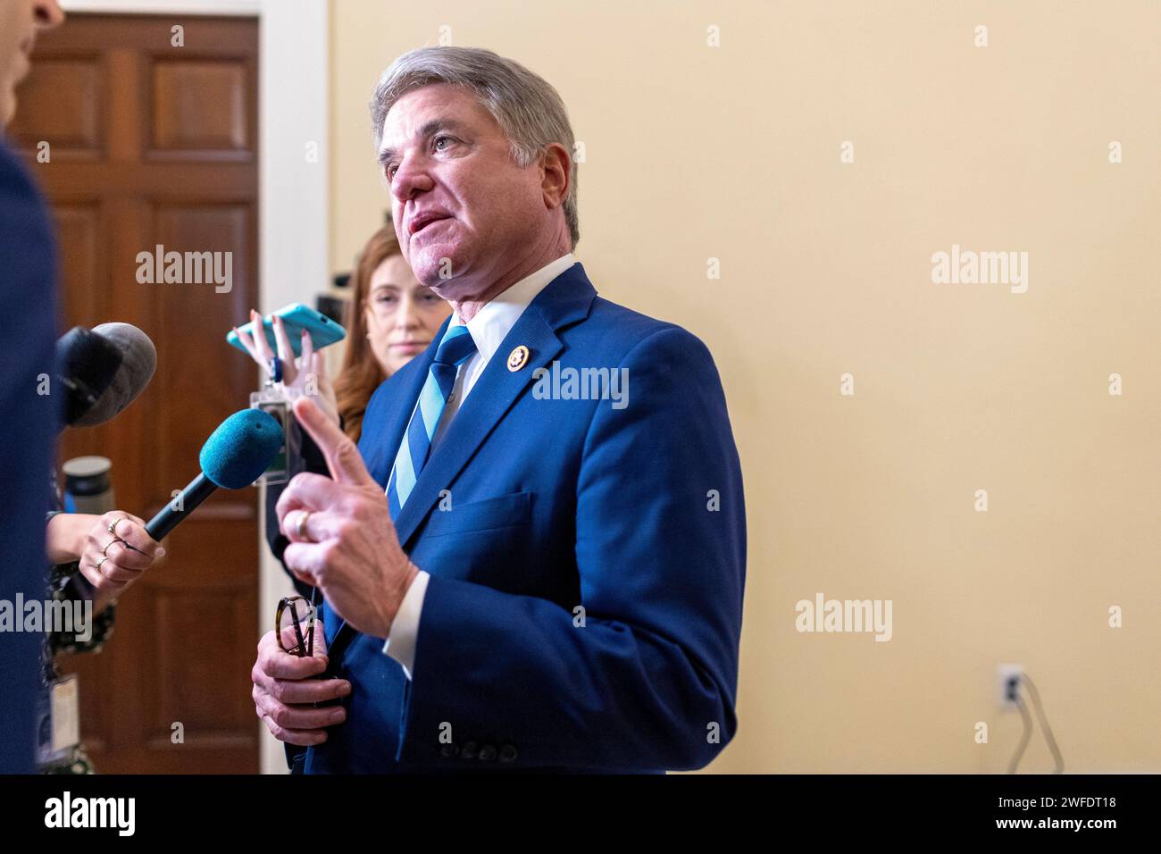 Washington, Distretto di Columbia, USA. 30 gennaio 2024. Il Rep. Michael McCaul (R-TX) parla alla stampa prima di un'audizione della House Committee on Homeland Security, martedì 30 gennaio 2024 a Washington. Il comitato si riunì per una sessione di markup per la risoluzione 863 della camera: Impeaching Alejandro Nicholas Mayorkas Segretario della sicurezza interna per alti crimini e reati minori. (Immagine di credito: © Eric Kayne/ZUMA Press Wire) SOLO USO EDITORIALE! Non per USO commerciale! Foto Stock