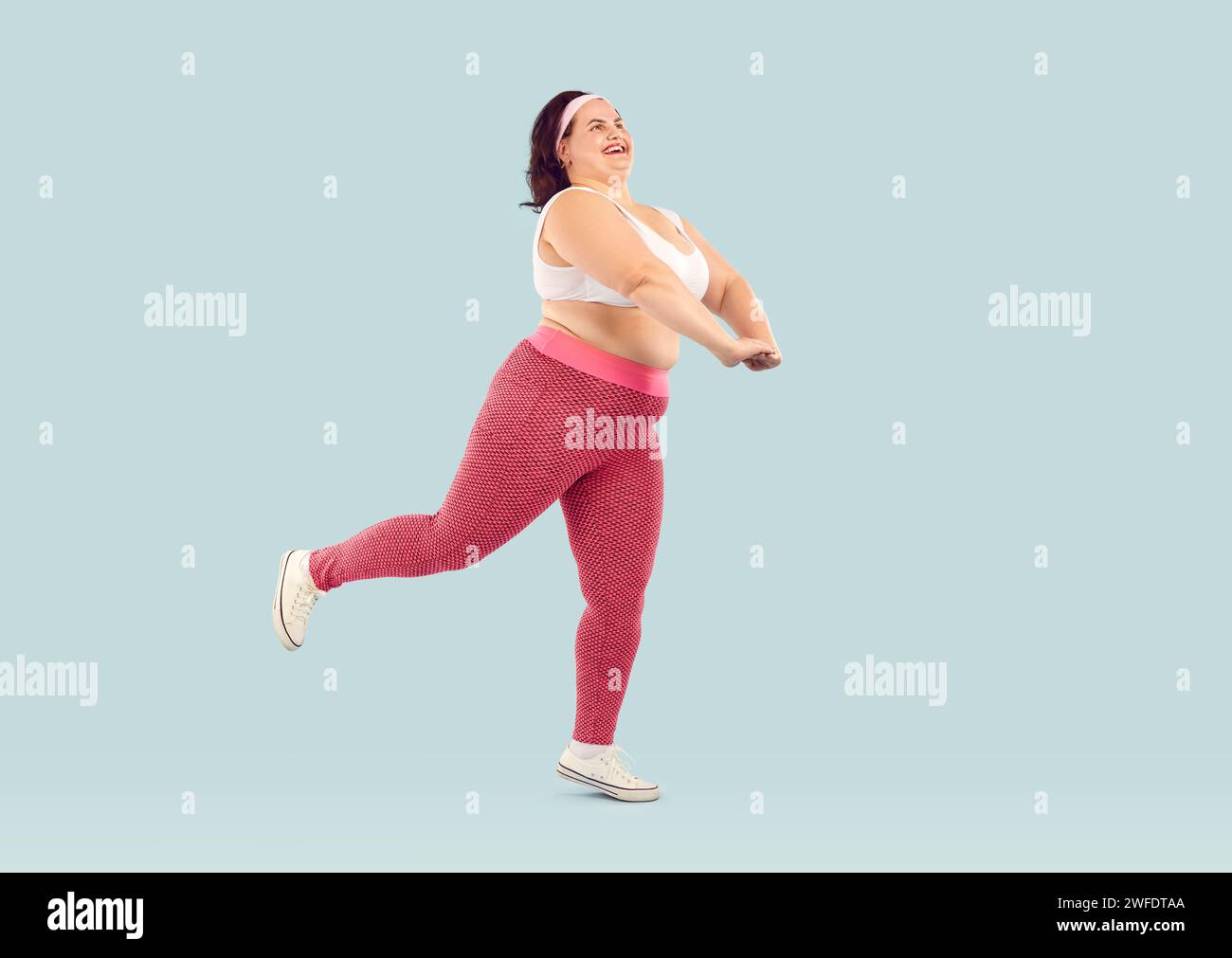 Foto completa di una donna in sovrappeso paffuto che fa sport Foto Stock