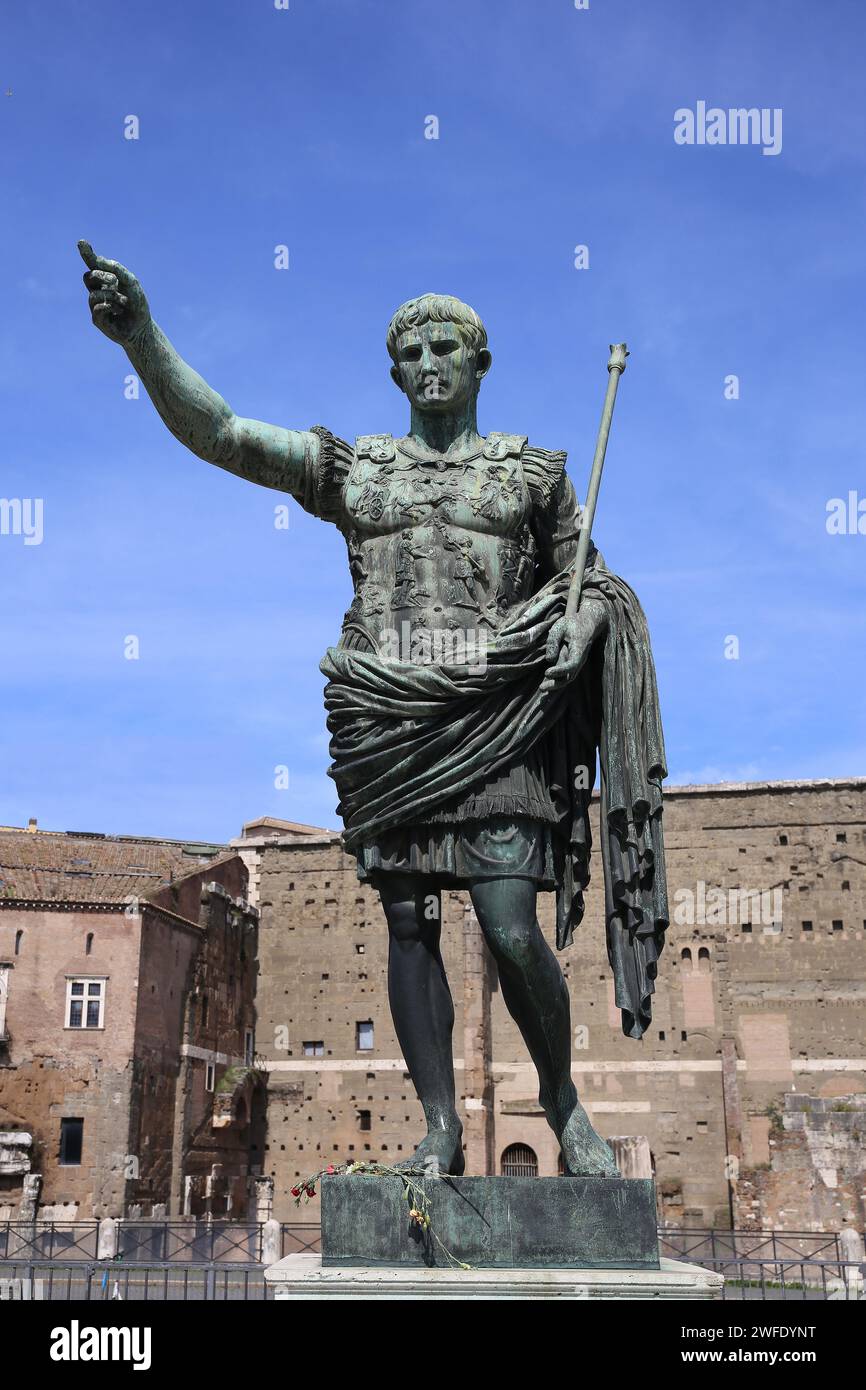 Italia. Roma. Statua in bronzo dell'imperatore Augusto Cesare (63 a.C.-14 d.C.). Copia. Foto Stock
