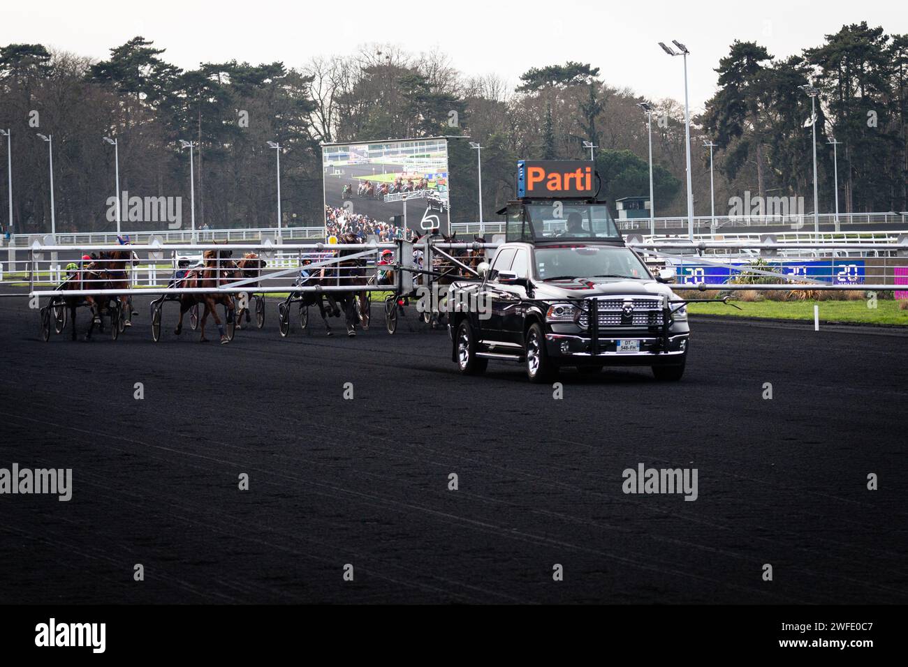 Un SUV inizia la gara del Grand Prix D'Amerique 2024, all'ippodromo di Vincennes. La gara di trotto più conosciuta al mondo, il Prix D'Amerique Legend Race, si è svolta nell'ippodromo di Vincennes, alla periferia di Parigi. Questa razza rimane una delle più importanti corse equestri al mondo, seguita da milioni di spettatori. Clement Duvaldestin e il suo cavallo Idao de Tillard furono i vincitori del Grand Prix d'Amerique 2024. Foto Stock