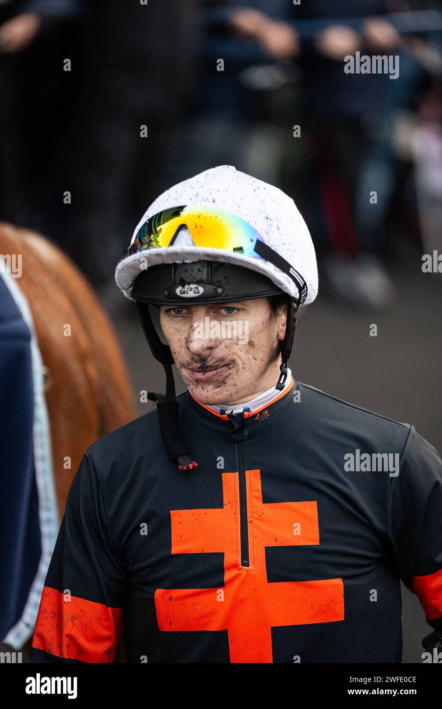 Jockey Benjamin Rochard, dopo la sua gara all'ippodromo di Vincennes. La gara di trotto più conosciuta al mondo, il Prix D'Amerique Legend Race, si è svolta nell'ippodromo di Vincennes, alla periferia di Parigi. Questa razza rimane una delle più importanti corse equestri al mondo, seguita da milioni di spettatori. Clement Duvaldestin e il suo cavallo Idao de Tillard furono i vincitori del Grand Prix d'Amerique 2024. Foto Stock