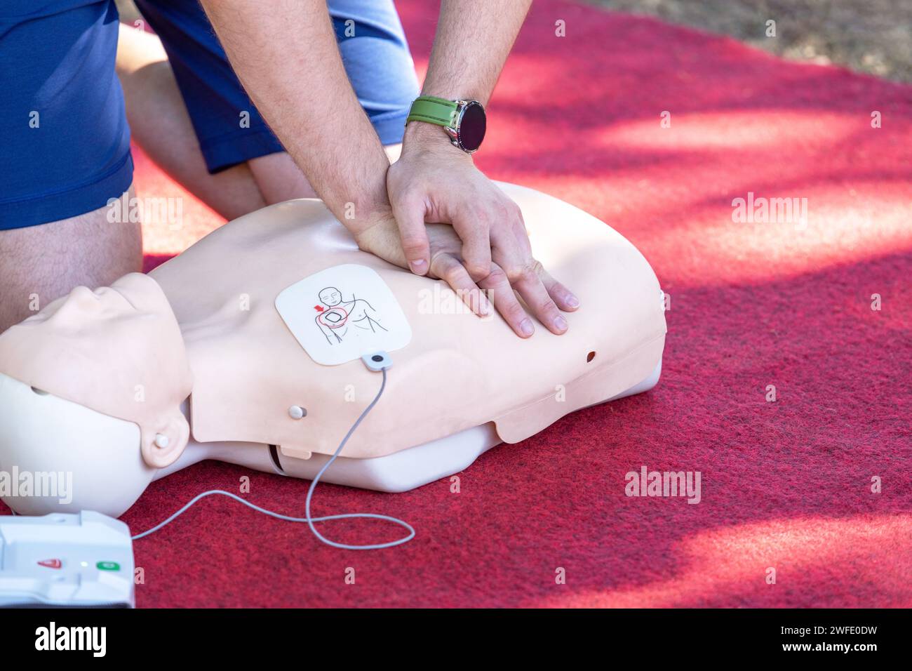 Addestramento di pronto soccorso e RCP mediante defibrillatore esterno automatico - AED Foto Stock