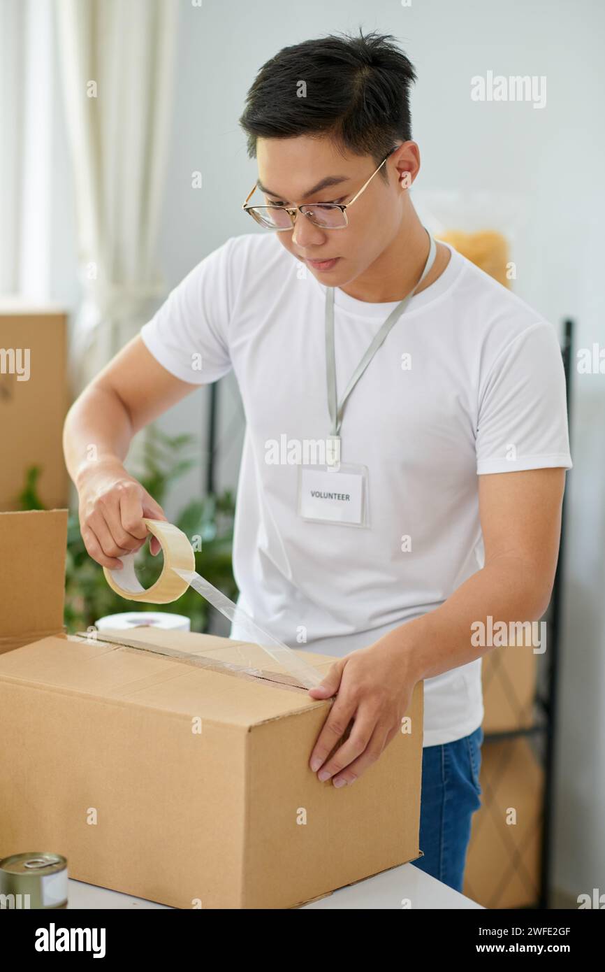 Cassetta per nastro con prodotti confezionati per le persone in difficoltà Foto Stock