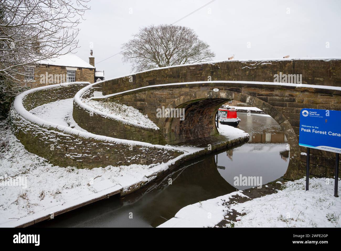 Vecchio ponte sul canale all'incrocio dei canali Macclesfield e Peak Forest a Marple, Stockport, Greater Manchester, Inghilterra. Foto Stock