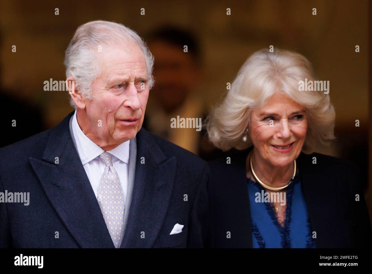 Sua Maestà re Carlo III ride con il personale e le onde mentre lascia la London Clinic a Marylebone dopo un soggiorno di 3 notti in ospedale dove ha ricevuto Foto Stock