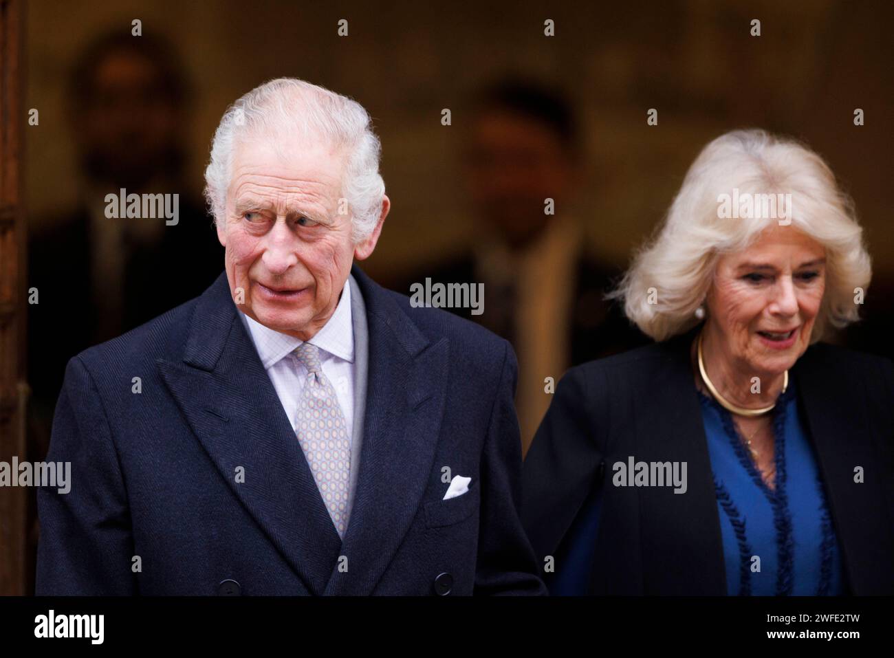 Sua Maestà re Carlo III ride con il personale e le onde mentre lascia la London Clinic a Marylebone dopo un soggiorno di 3 notti in ospedale dove ha ricevuto Foto Stock