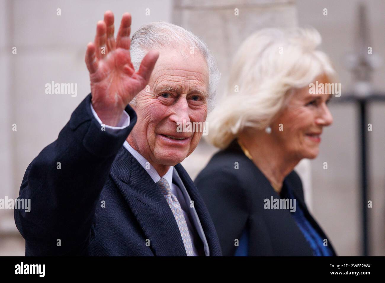 Sua Maestà re Carlo III ride con il personale e le onde mentre lascia la London Clinic a Marylebone dopo un soggiorno di 3 notti in ospedale dove ha ricevuto Foto Stock