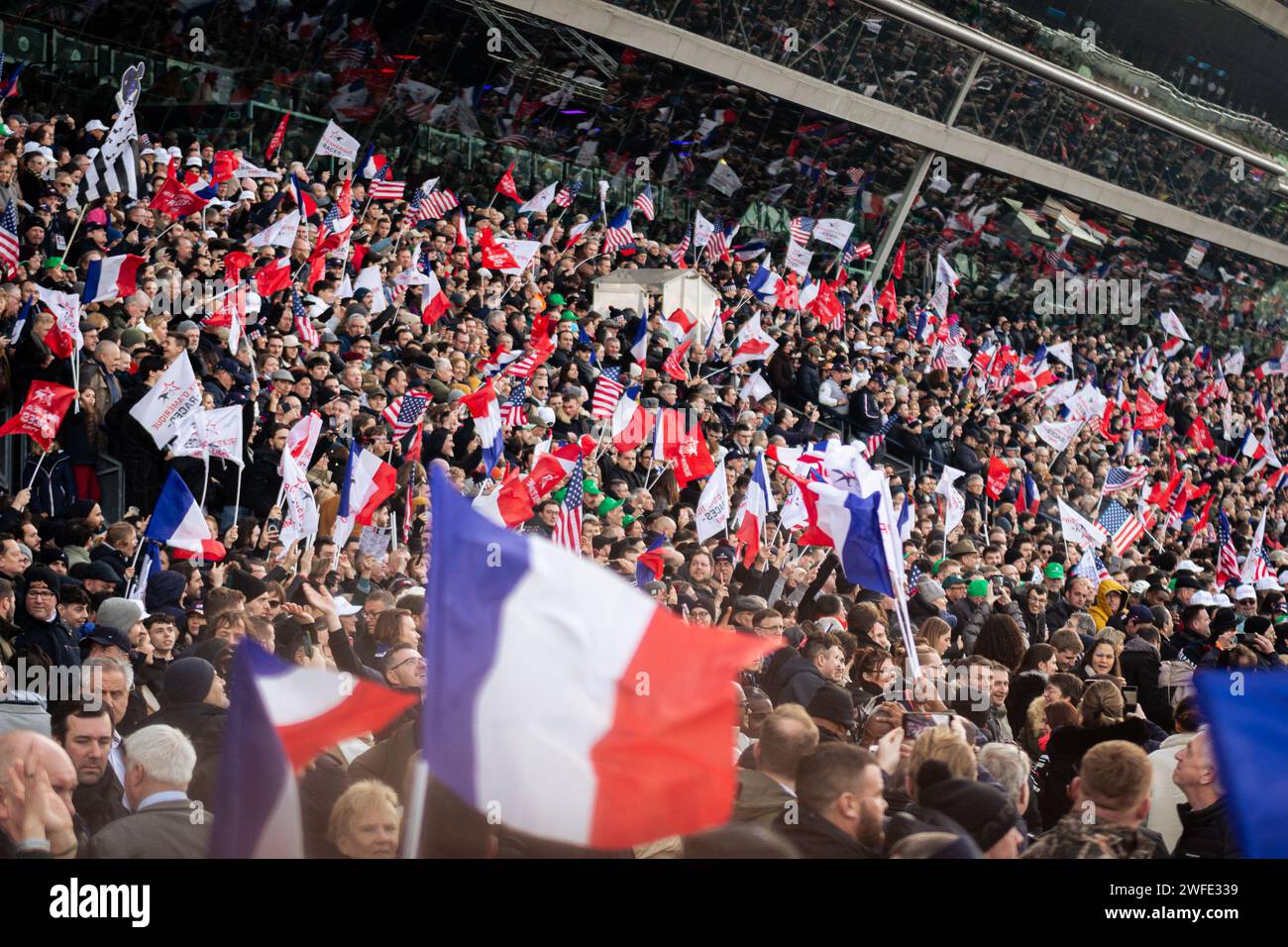 Vincennes, Francia. 28 gennaio 2024. L'enorme folla vista all'ippodromo di Vincennes si erge durante la gara di trotting Grand Prix D'Amerique. La gara di trotto più conosciuta al mondo, il Prix D'Amerique Legend Race, si è svolta nell'ippodromo di Vincennes, alla periferia di Parigi. Questa razza rimane una delle più importanti corse equestri al mondo, seguita da milioni di spettatori. Clement Duvaldestin e il suo cavallo Idao de Tillard furono i vincitori del Grand Prix d'Amerique 2024. (Foto di Telmo Pinto/SOPA Images/Sipa USA) credito: SIPA USA/Alamy Live News Foto Stock