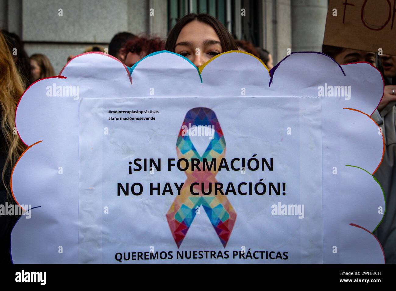 Madrid, Spagna. 30 gennaio 2024. Uno studente ha un cartello che esprime la sua opinione durante una dimostrazione. Un centinaio di studenti della formazione professionale del settore sanitario della comunità di Madrid si sono riuniti di fronte alla sede del Dipartimento dell'istruzione della Comunità di Madrid per chiedere l'accesso a tirocini che consentano loro di ottenere la loro qualifica. (Foto di David Canales/SOPA Images/Sipa USA) credito: SIPA USA/Alamy Live News Foto Stock