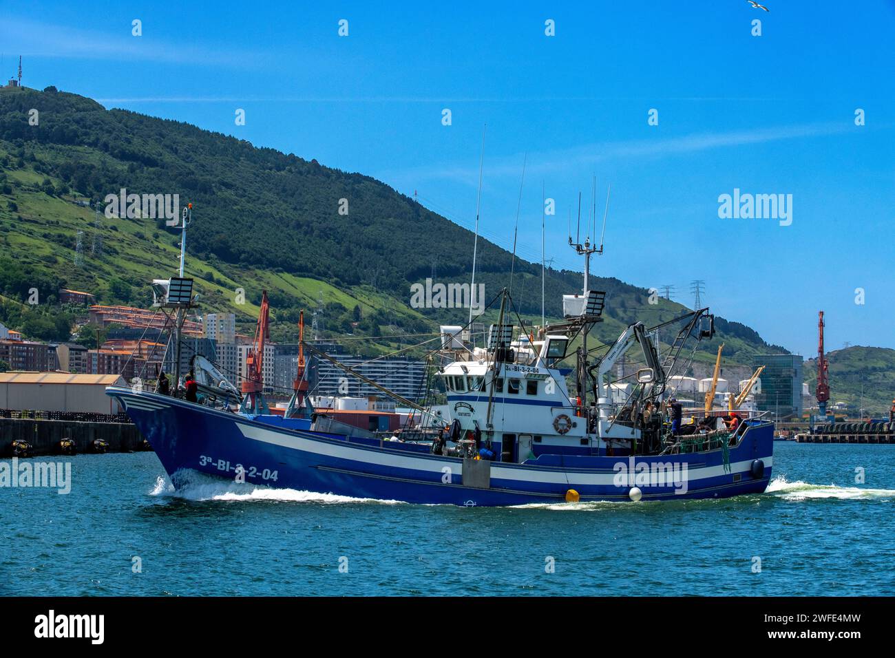 Peschereccio nel porto di Santurce Santurtzi, Bizkaia, provincia di Bilbao, Paesi Baschi, Euskadi, Spagna. Foto Stock