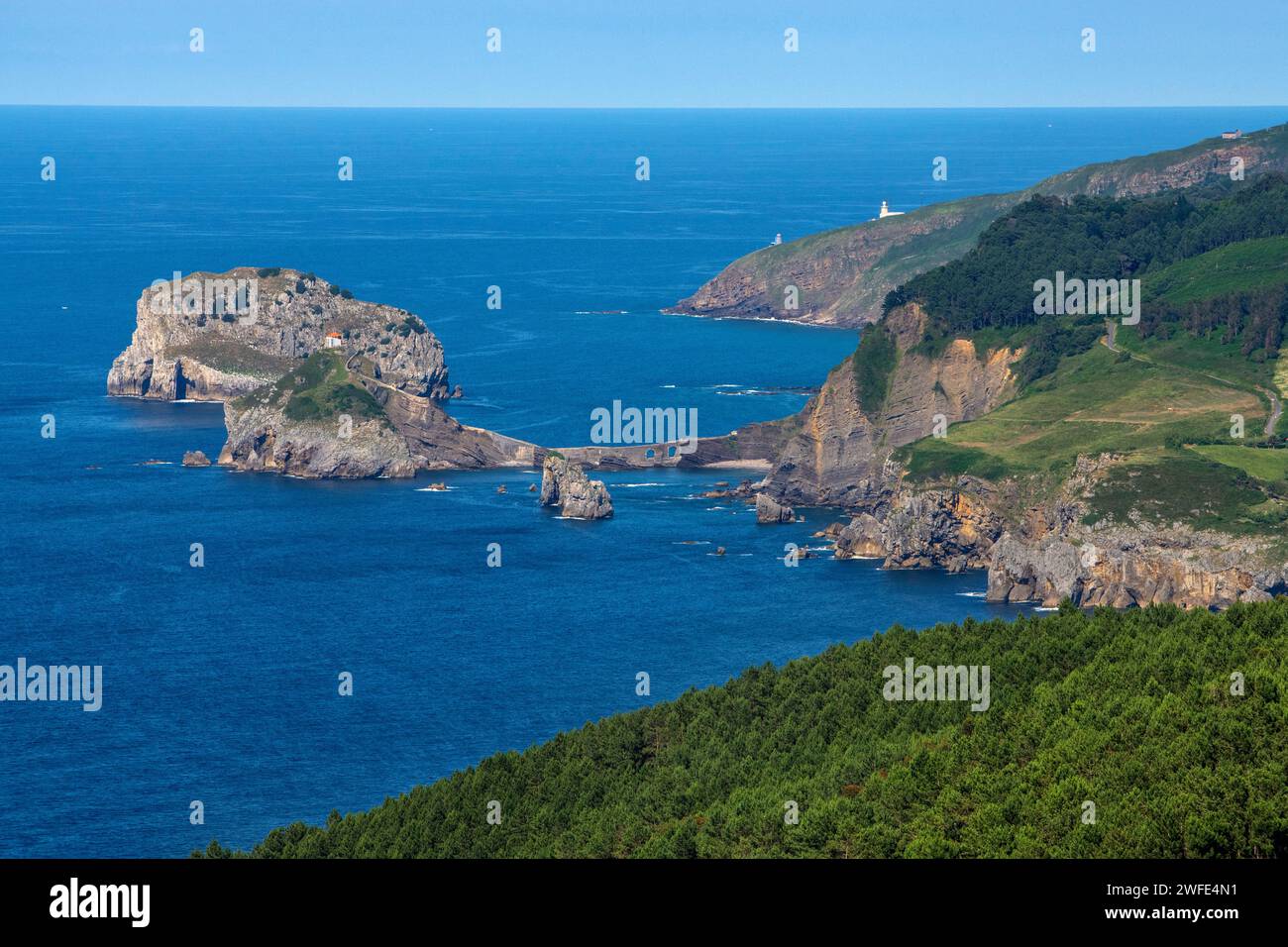 La costa da San Juan de Gaztelugatxe da Baquio Bakio Begiratokia, Paesi Baschi, Euskadi, Euskaerria, Spagna. Foto Stock