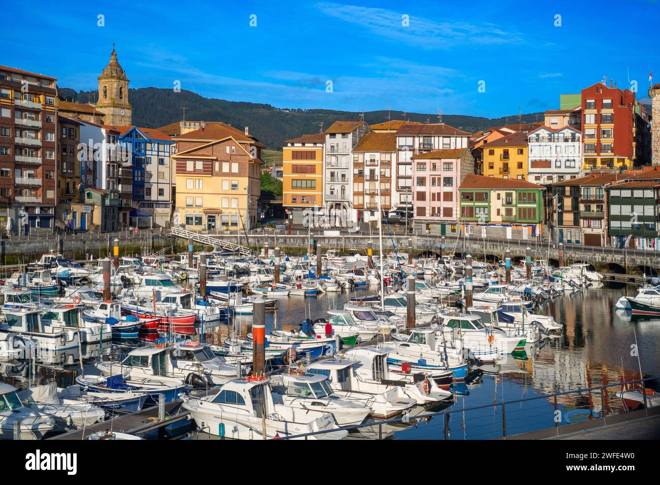Centro storico e porto di pesca di Bermeo, nella provincia di Biscaglia, Paesi Baschi, Spagna settentrionale. Bermeo è un comune situato sulla costa di Bizkaia, in Bus Foto Stock