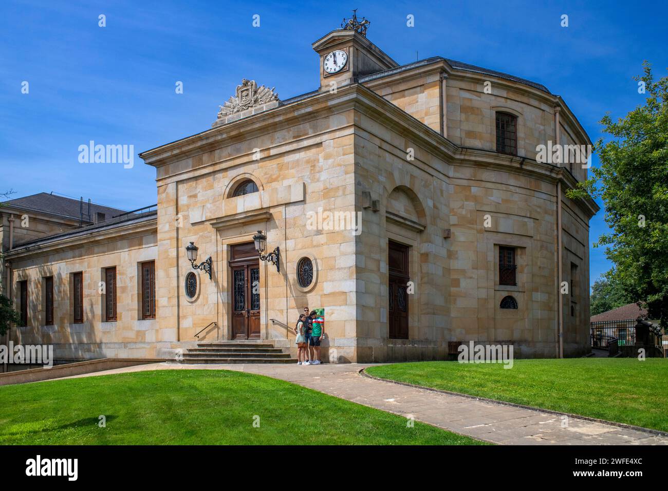 Al di fuori della Casa delle Assemblee o della Casa de Juntas, il Parlamento basco, Gernika Lumo, provincia di Biscaglia, Pais Vasco, Euskadi, Spagna Foto Stock