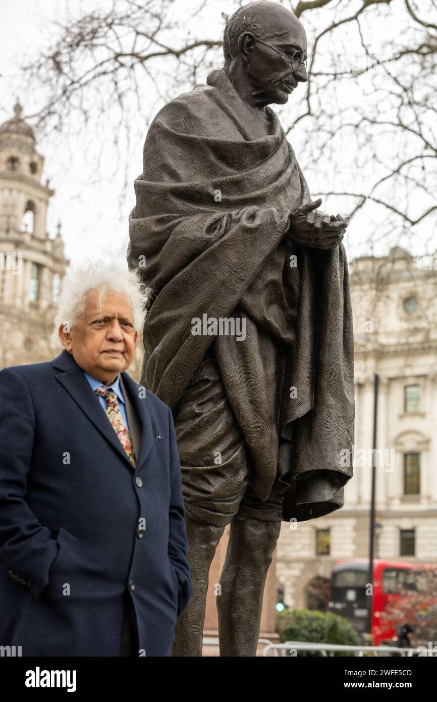 Londra, Regno Unito. 30 gennaio 2024. Anniversario della morte di Mahatma Gandhi nella sua statua in Parliment Square Londra Regno Unito Meghnad Desai, Barone Desai credito: Ian Davidson/Alamy Live News Foto Stock