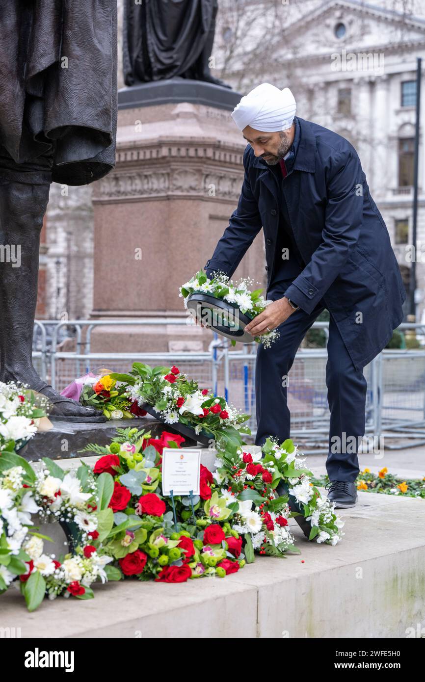 Londra, Regno Unito. 30 gennaio 2024. Anniversario della morte di Mahatma Gandhi nella sua statua in Parliment Square Londra Regno Unito crediti: Ian Davidson/Alamy Live News Foto Stock