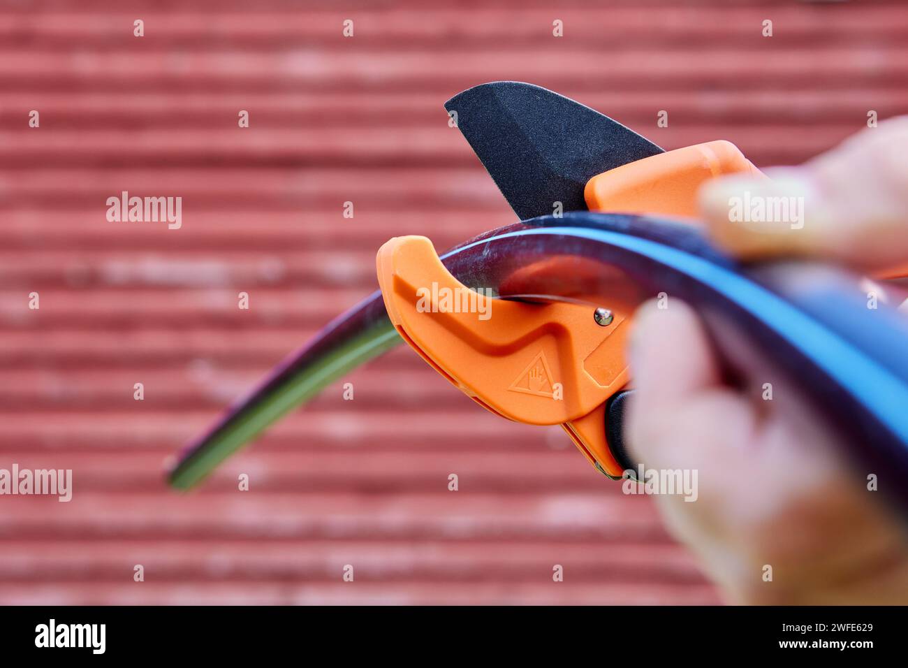 L'utensile da taglio per tubi adotta la tecnologia di azionamento a cricchetto per completare senza problemi le operazioni di taglio con una sola mano Foto Stock