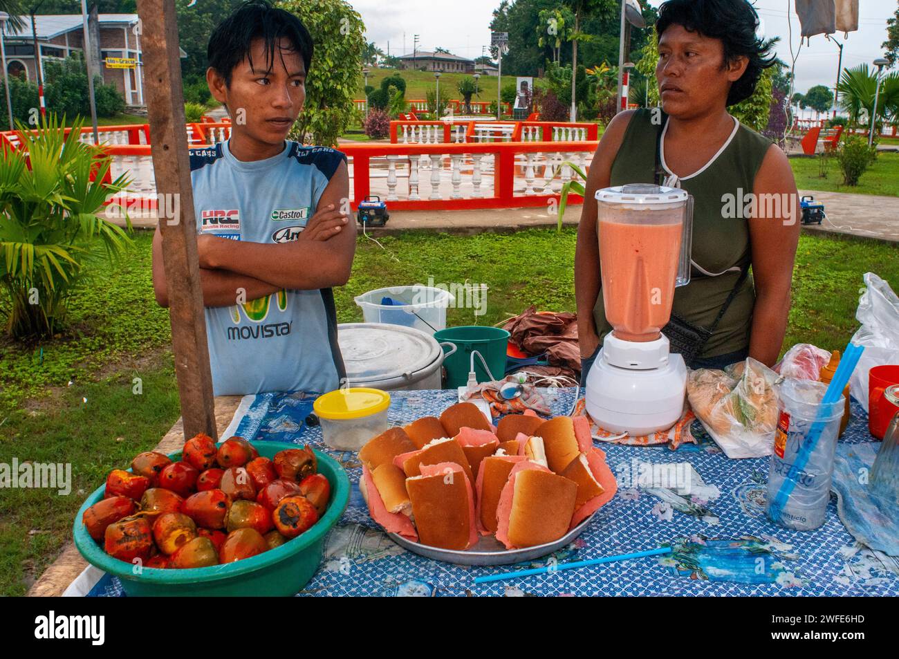 Vari prodotti alimentari in vendita presso la Indiana mercato mattutino sul fiume Rio delle Amazzoni Foto Stock