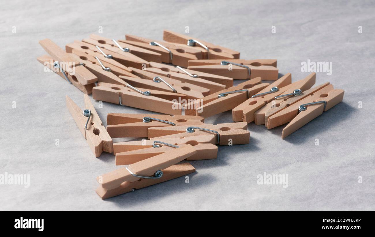 Mazzo di spille per abiti in legno Foto Stock