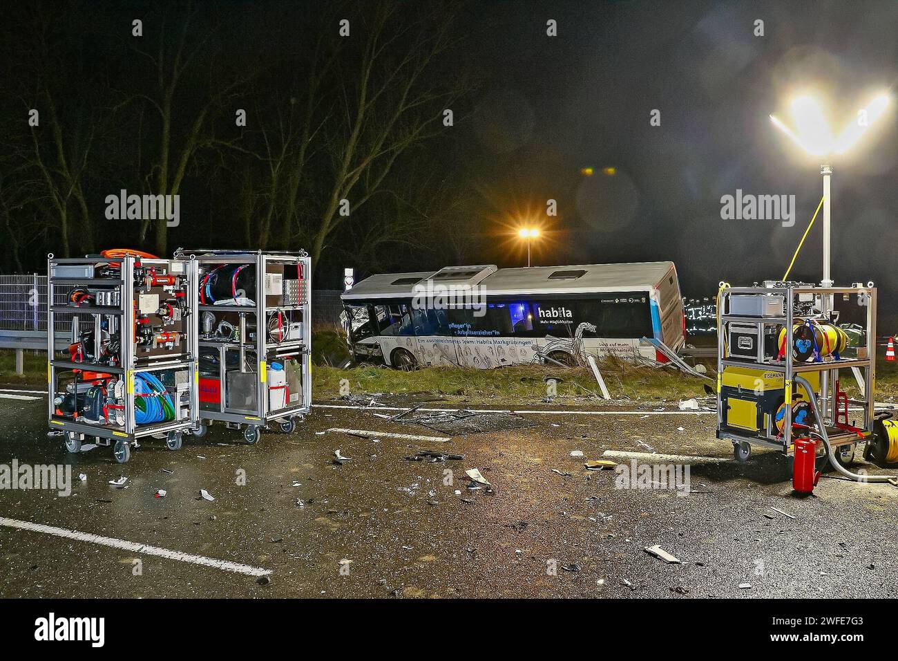 Schwerer Verkehrsunfall mit Linienbus - 1 Toter, 2 Schwerverletzte 24.01.2024: BEI einem sehr schweren Verkehrsunfall auf der Gemarkungsgrenze Ludwigsburg/Möglingen kam in der Nacht vom 23,1 auf den 24.1. ein Mensch ums Leben, zwei wurden schwer verletzt. Gegen 23:45 Uhr stießen im Bereich der A81-Anschlusstelle LB-Süd FR Heilbronn ein Linienbus und ein Kleintransporter heftig zusammen. Der Kleintransporter wurde herumgeschleudert, der Beifahrer eingeklemmt und wie Sein Fahrer schwer verletzt. Der Linienbus rammte zwei Ampelmasten, Riss die Leitplanke auf einer Länge von rund 40 Meter mit, wal Foto Stock