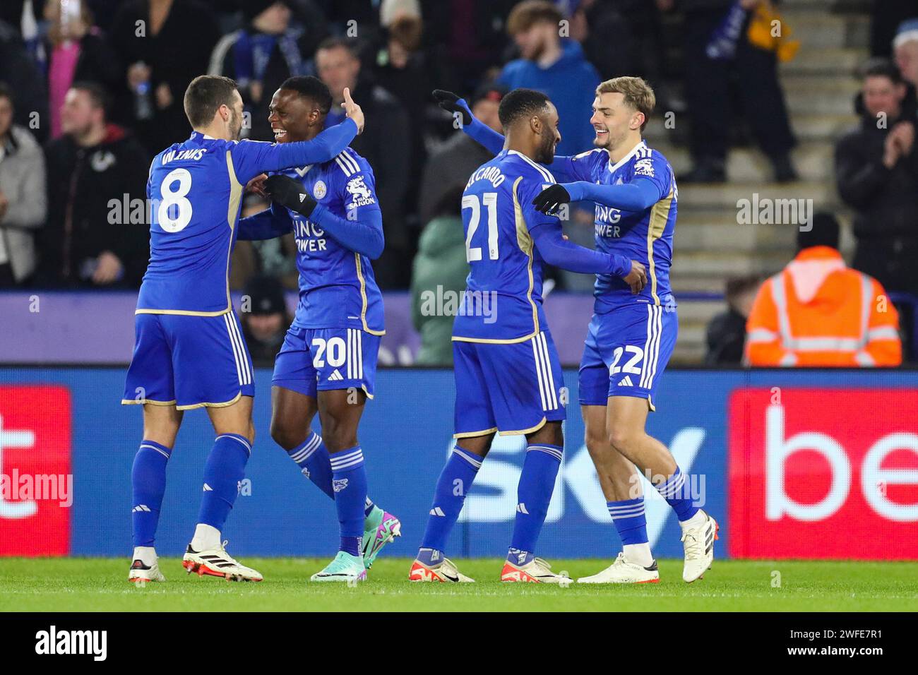 Leicester, Regno Unito. 30 gennaio 2024. Il centrocampista di Leicester City Kiernan Dewsbury-Hall (22) segna un GOL 1-0 e celebra il difensore di Leicester City Ricardo Pereira (21) l'attaccante di Leicester City Patson Daka (20) il centrocampista di Leicester City Harry Winks (8) durante il Leicester City FC contro Swansea City FC al King Power Stadium, Leicester, Inghilterra, Regno Unito il 30 gennaio 2024 Credit: Every Second Media/Alamy Live News Foto Stock