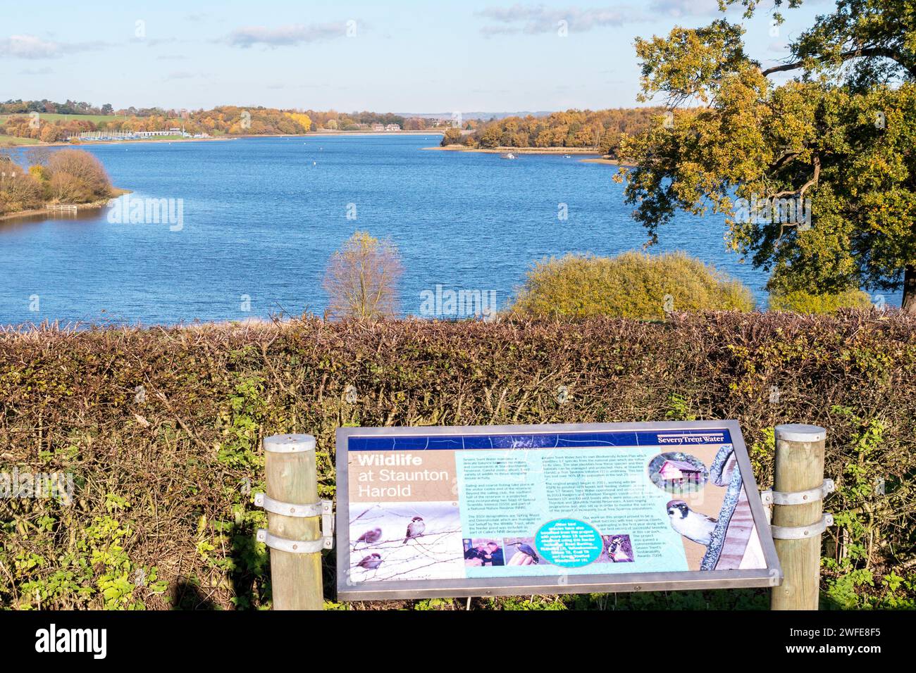 Staunton Harold serbatoio con Severn Trent Wildlife informazioni scheda display, Derbyshire, Inghilterra, Regno Unito. Foto Stock