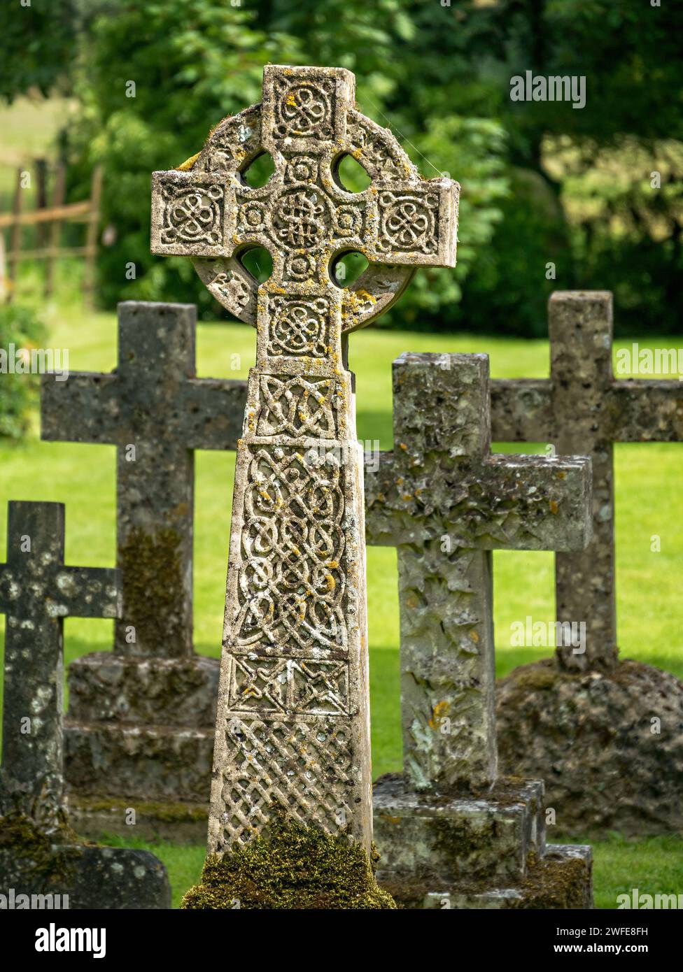 Pietra intagliata ornata pietra celtica croce nel cimitero di St James Church, Little Dalby, Leicestershire, Inghilterra, Regno Unito. Foto Stock