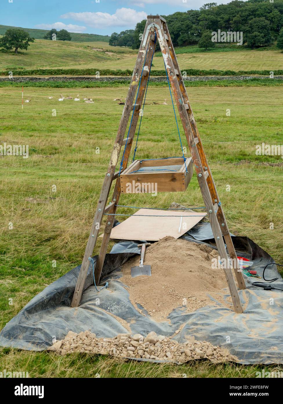 Treppiede / setaccio per archeologia montato su telaio A / setaccio / schermo a Bradgate Park, Leicestershire, Inghilterra, Regno Unito Foto Stock