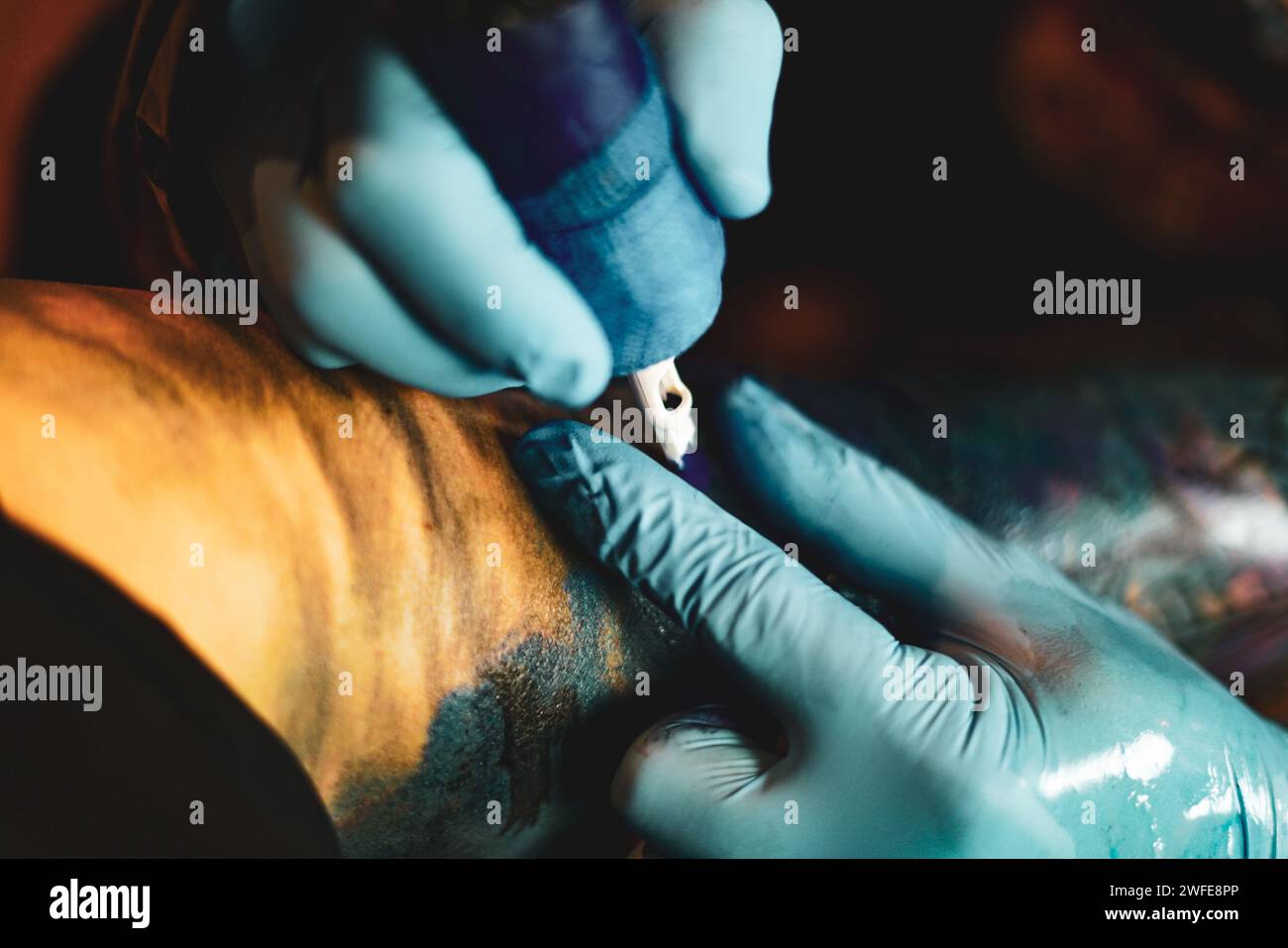 Fare il tatuaggio nello studio di tatuaggio. Foto Stock