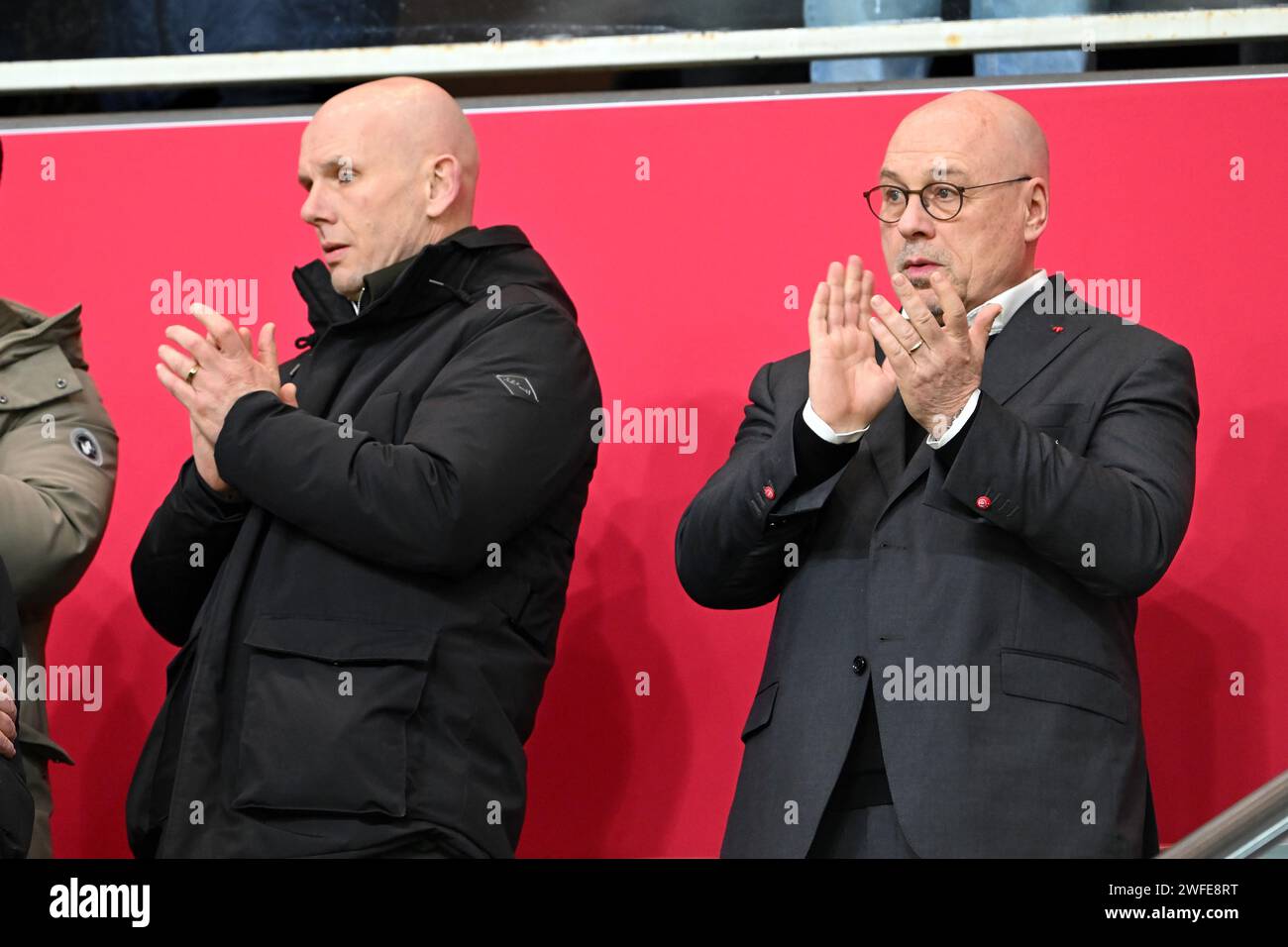 AMSTERDAM - (l-r) membro della RVC AFC Ajax Jan van Halst e Ajax Chief Sports Officer Maurits Hendriks durante la partita UEFA Women's Champions League Group C tra Ajax Amsterdam e AS Roma alla Johan Cruijff Arena il 30 gennaio 2024 ad Amsterdam, Paesi Bassi. ANP GERRIT VAN COLOGNE Foto Stock